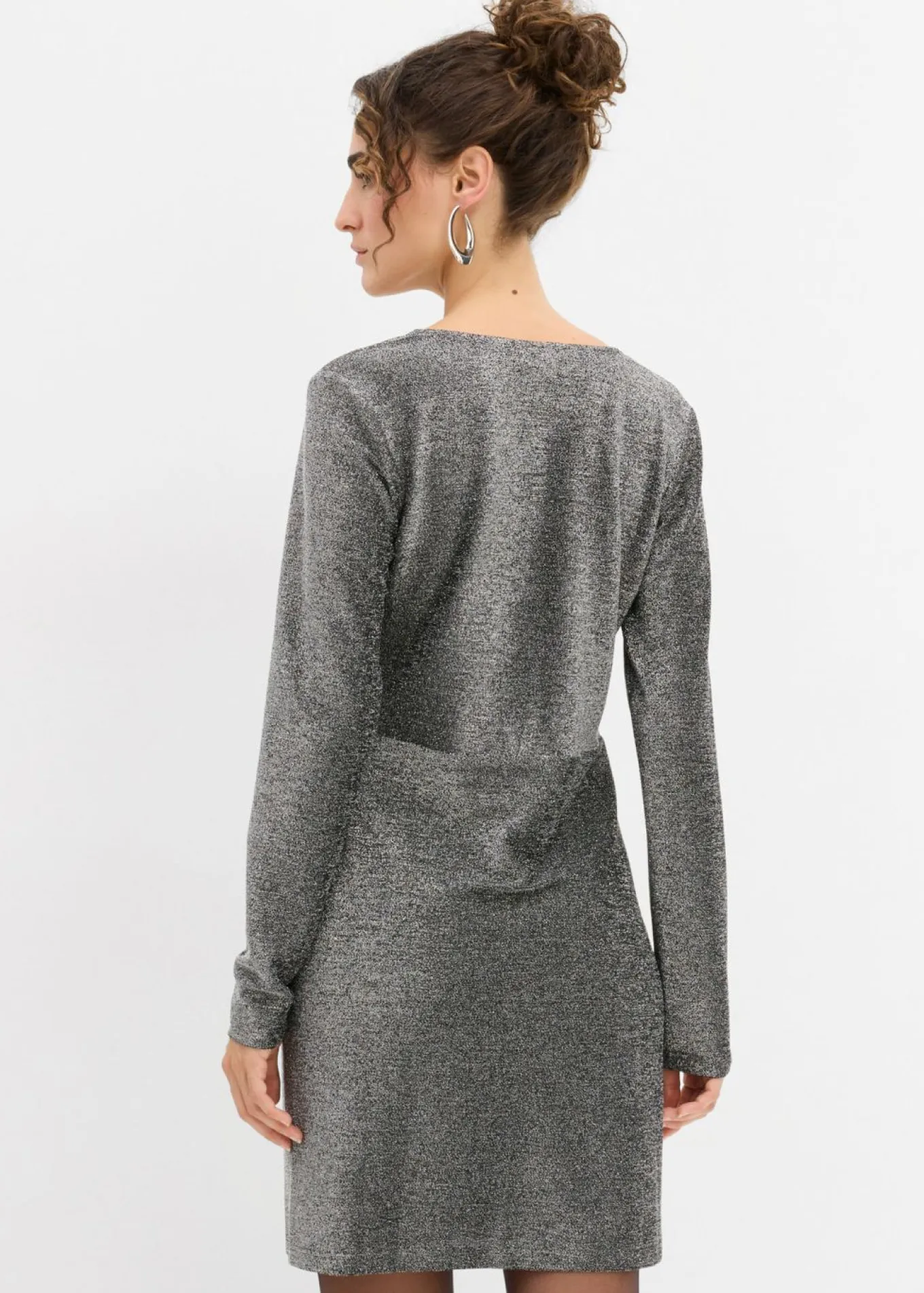 Vestido corto con material brillante y detalle de lazo