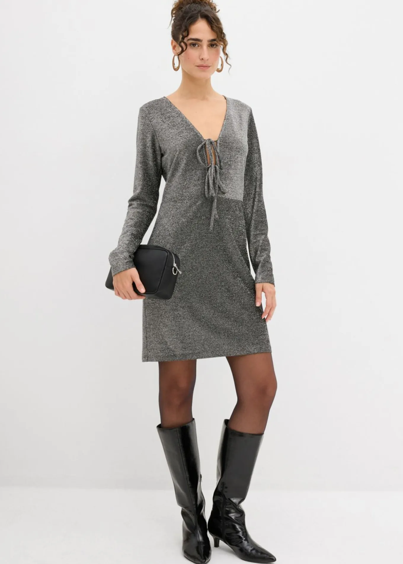 Vestido corto con material brillante y detalle de lazo