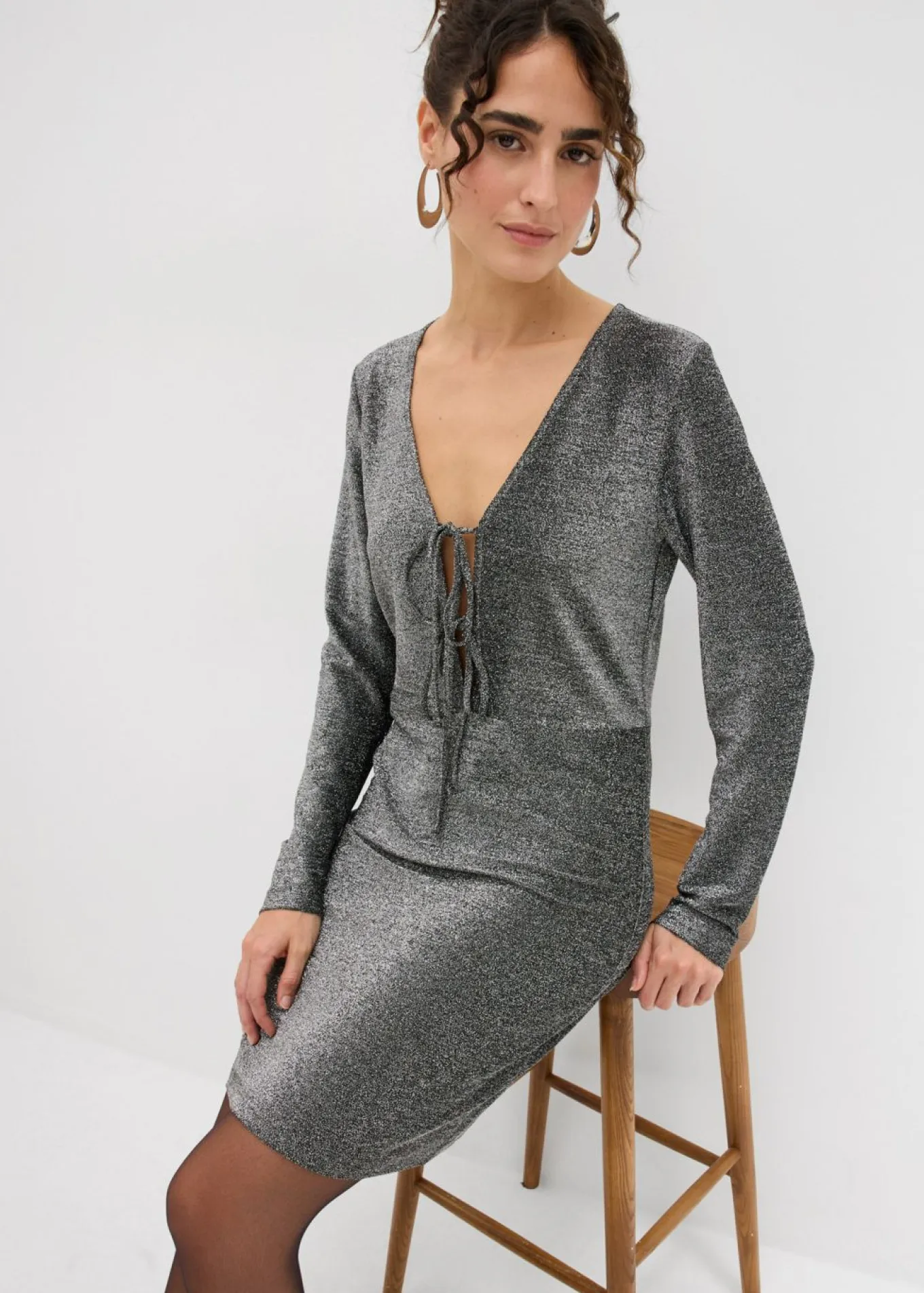 Vestido corto con material brillante y detalle de lazo
