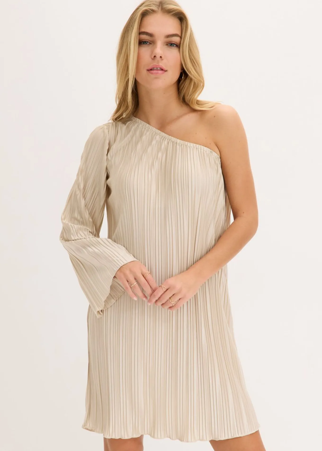 Vestido corto con plisado