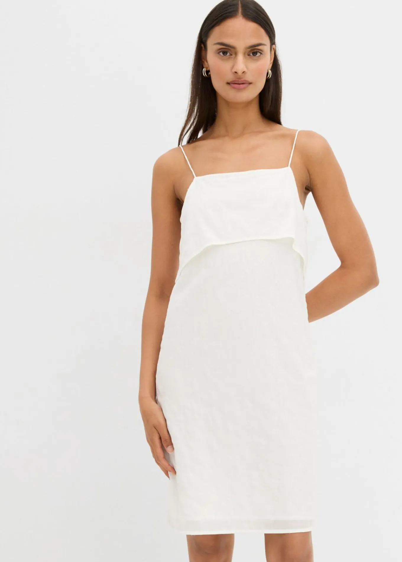 Vestido corto con un bonito bordado de lentejuelas