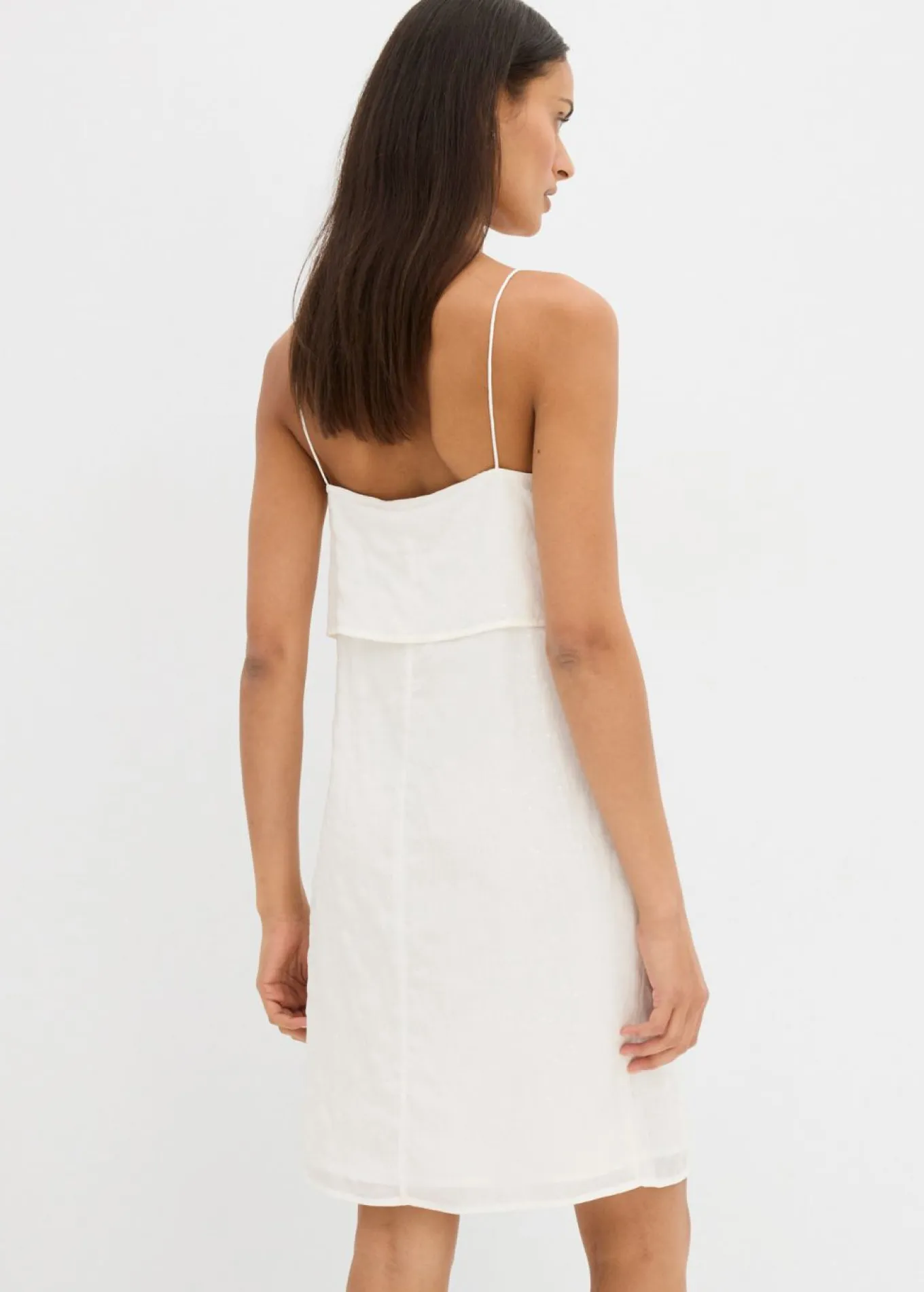 Vestido corto con un bonito bordado de lentejuelas
