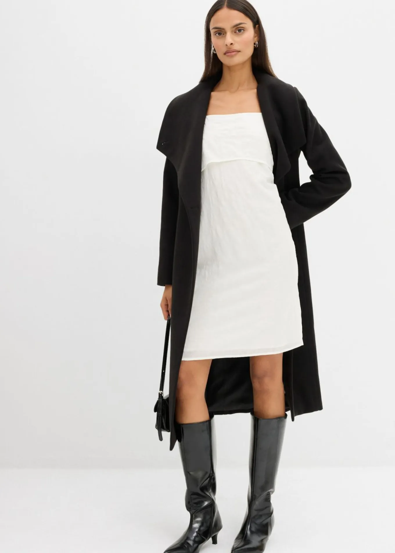 Vestido corto con un bonito bordado de lentejuelas