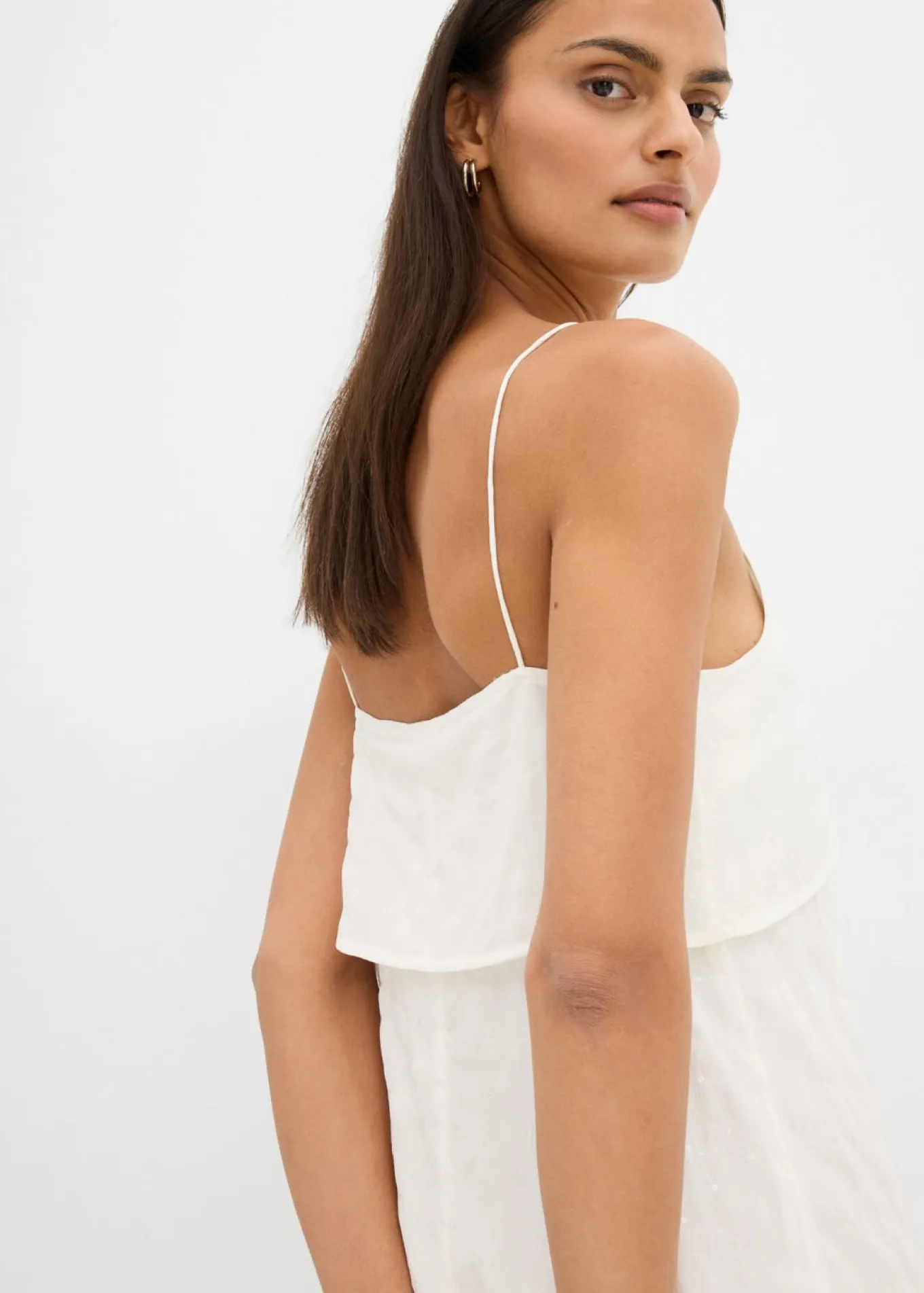 Vestido corto con un bonito bordado de lentejuelas