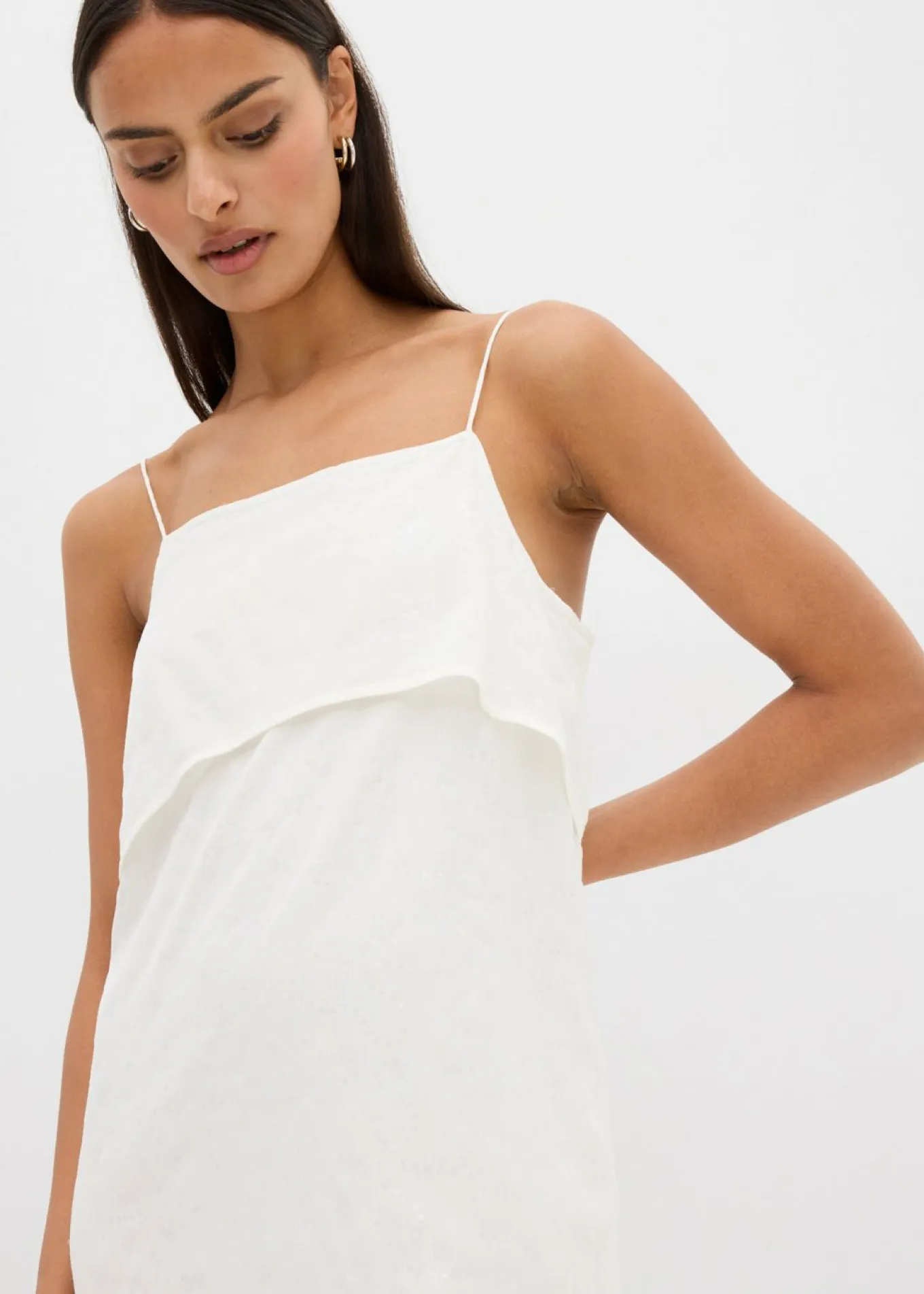 Vestido corto con un bonito bordado de lentejuelas