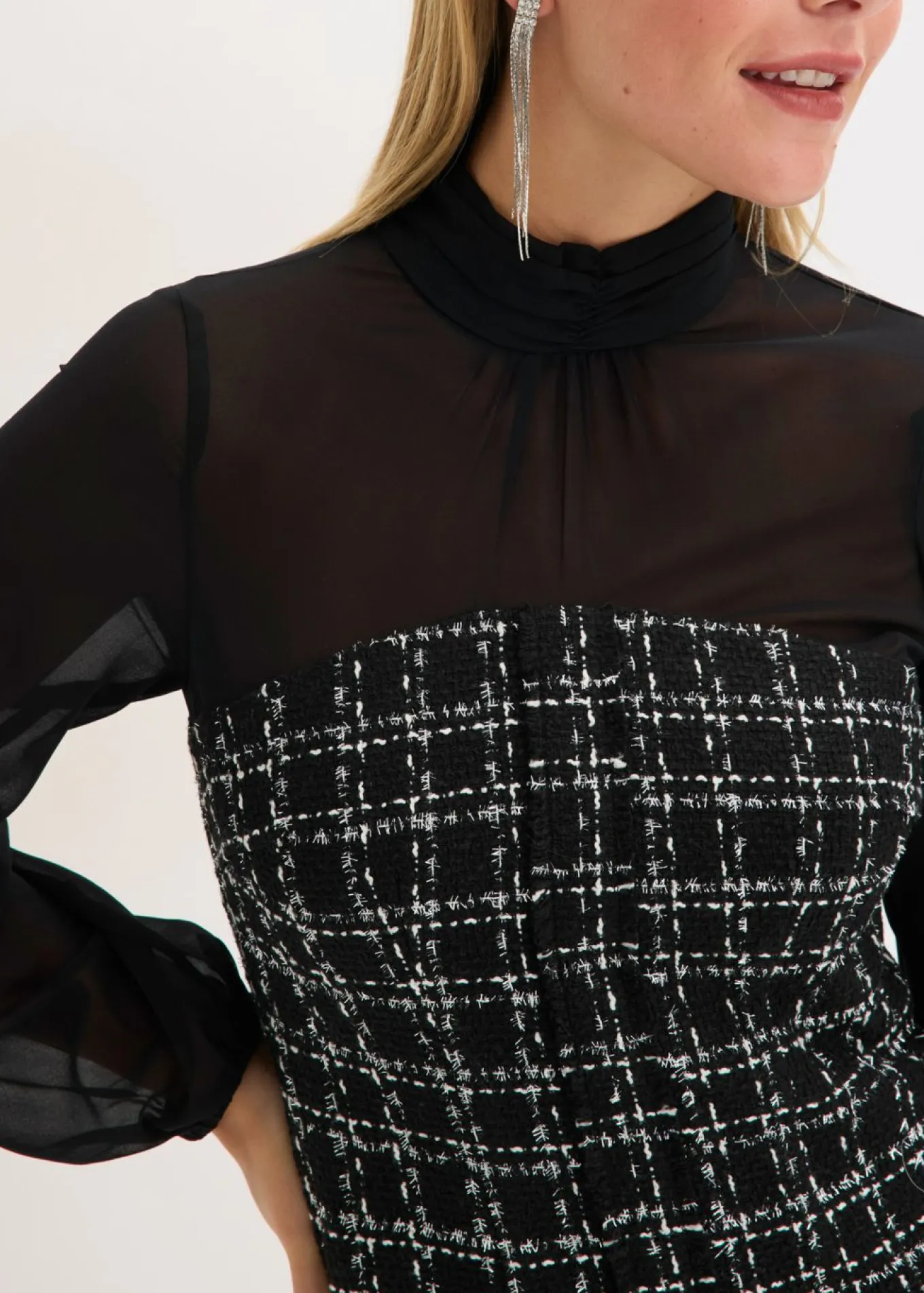 Vestido corto de bouclé con mangas de gasa