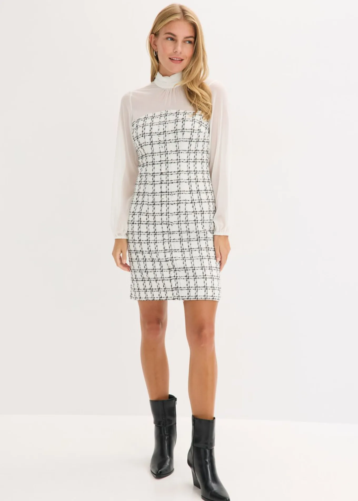 Vestido corto de bouclé con mangas de gasa