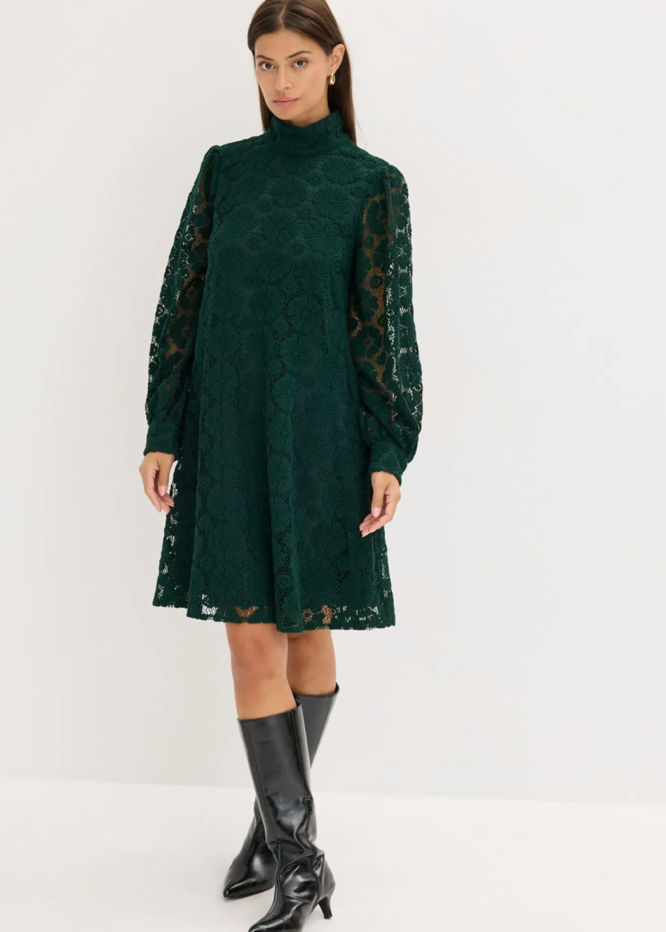 Vestido corto de encaje