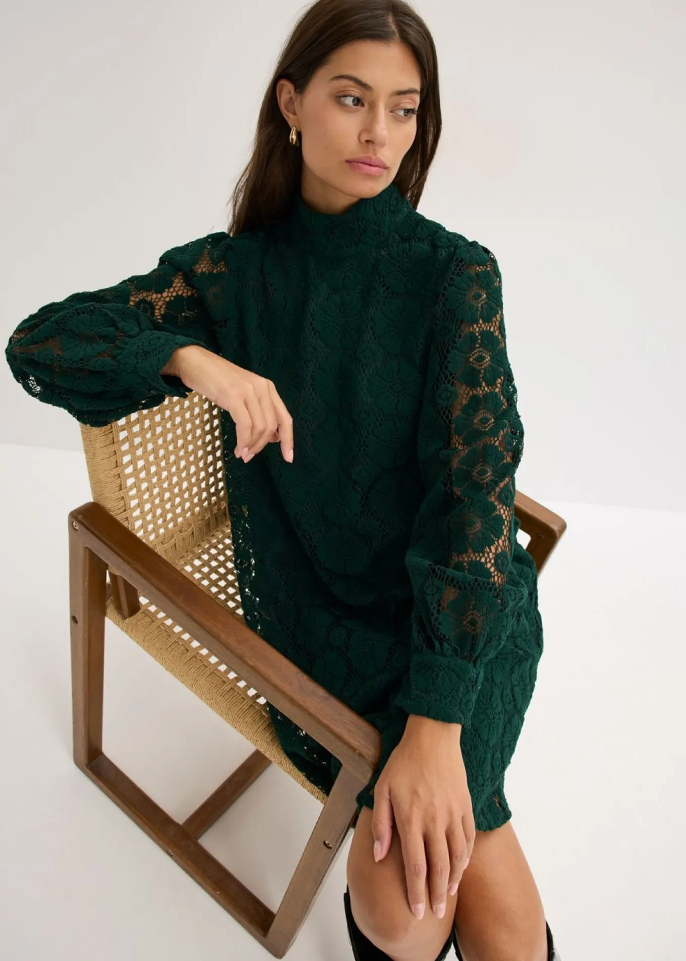 Vestido corto de encaje