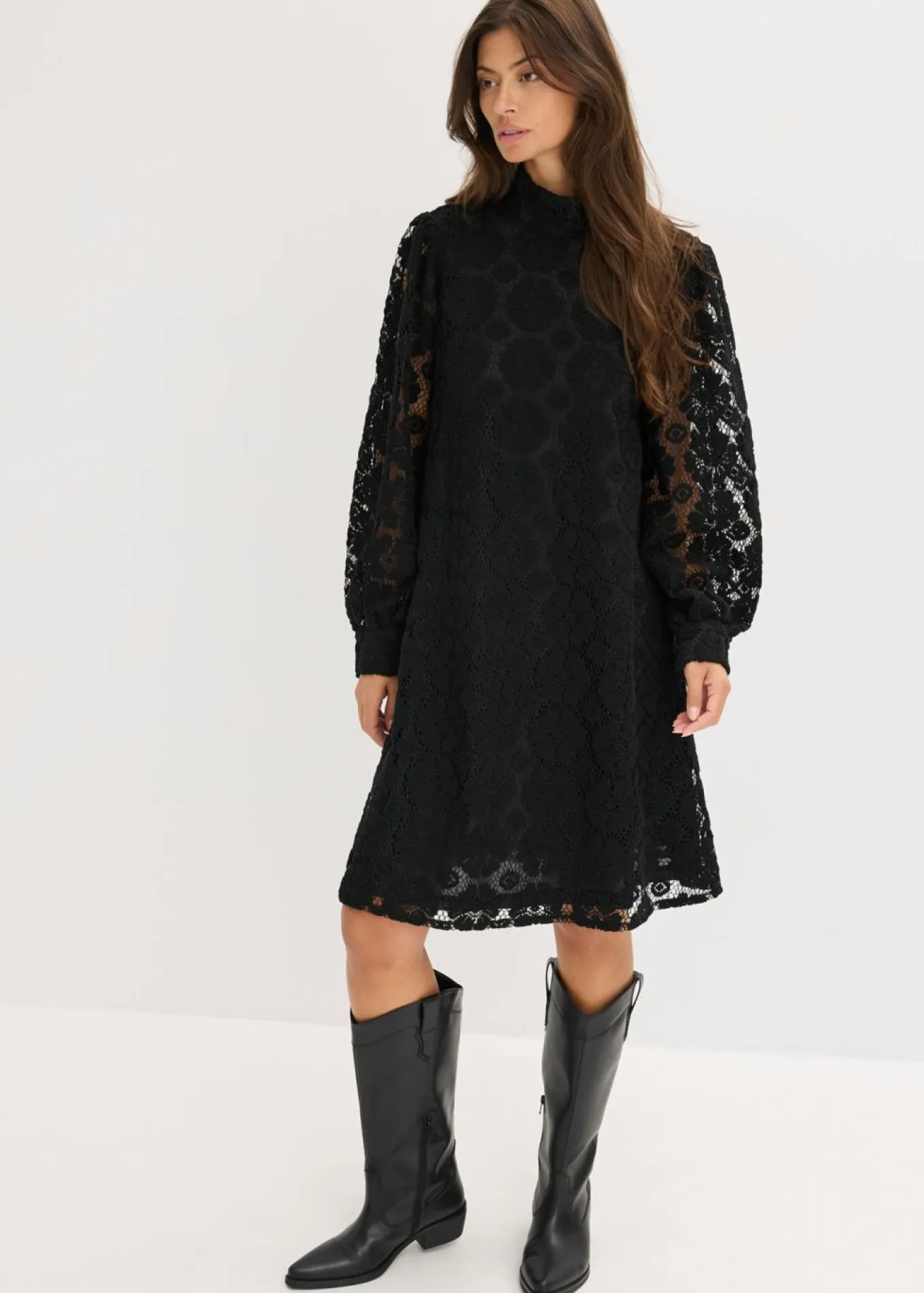 Vestido corto de encaje