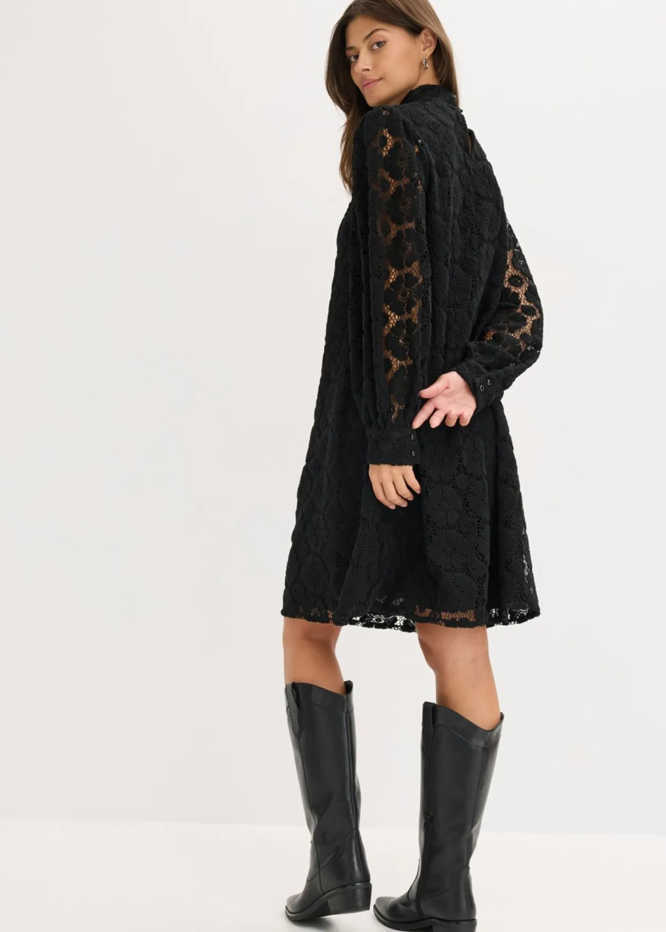 Vestido corto de encaje