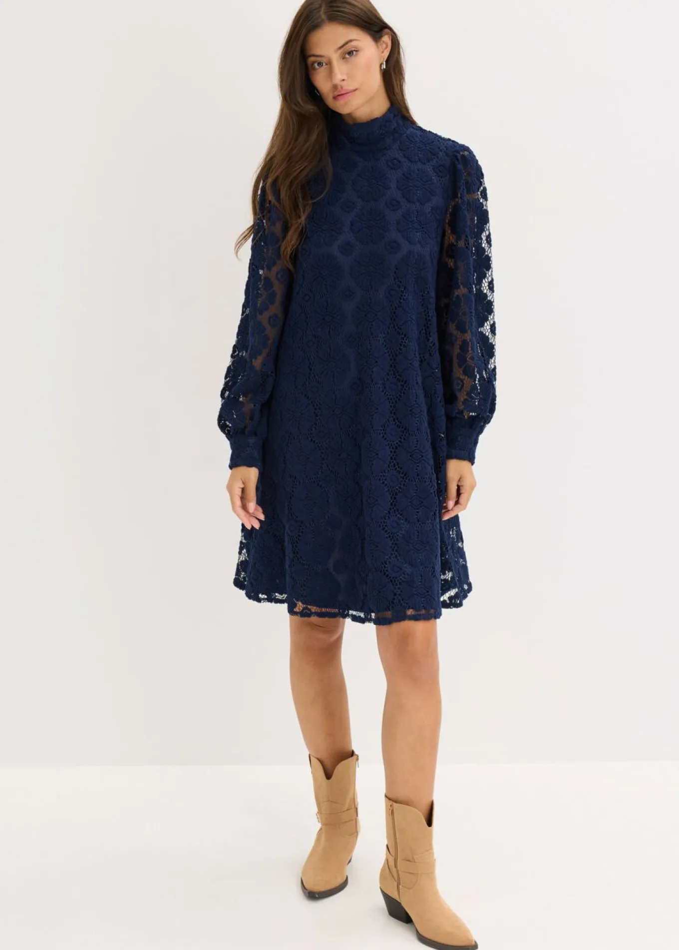 Vestido corto de encaje
