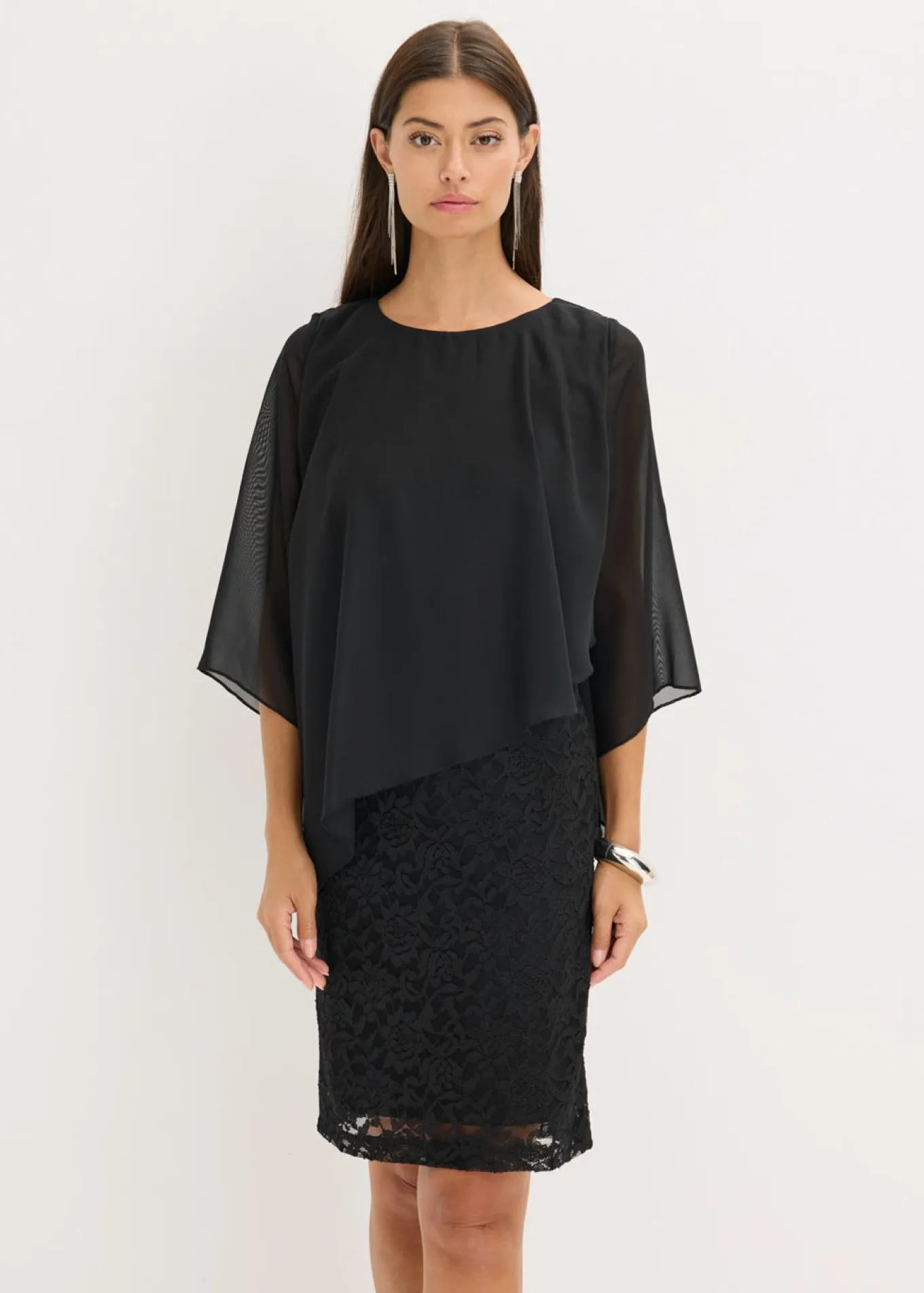 Vestido corto de encaje con capa de gasa fina