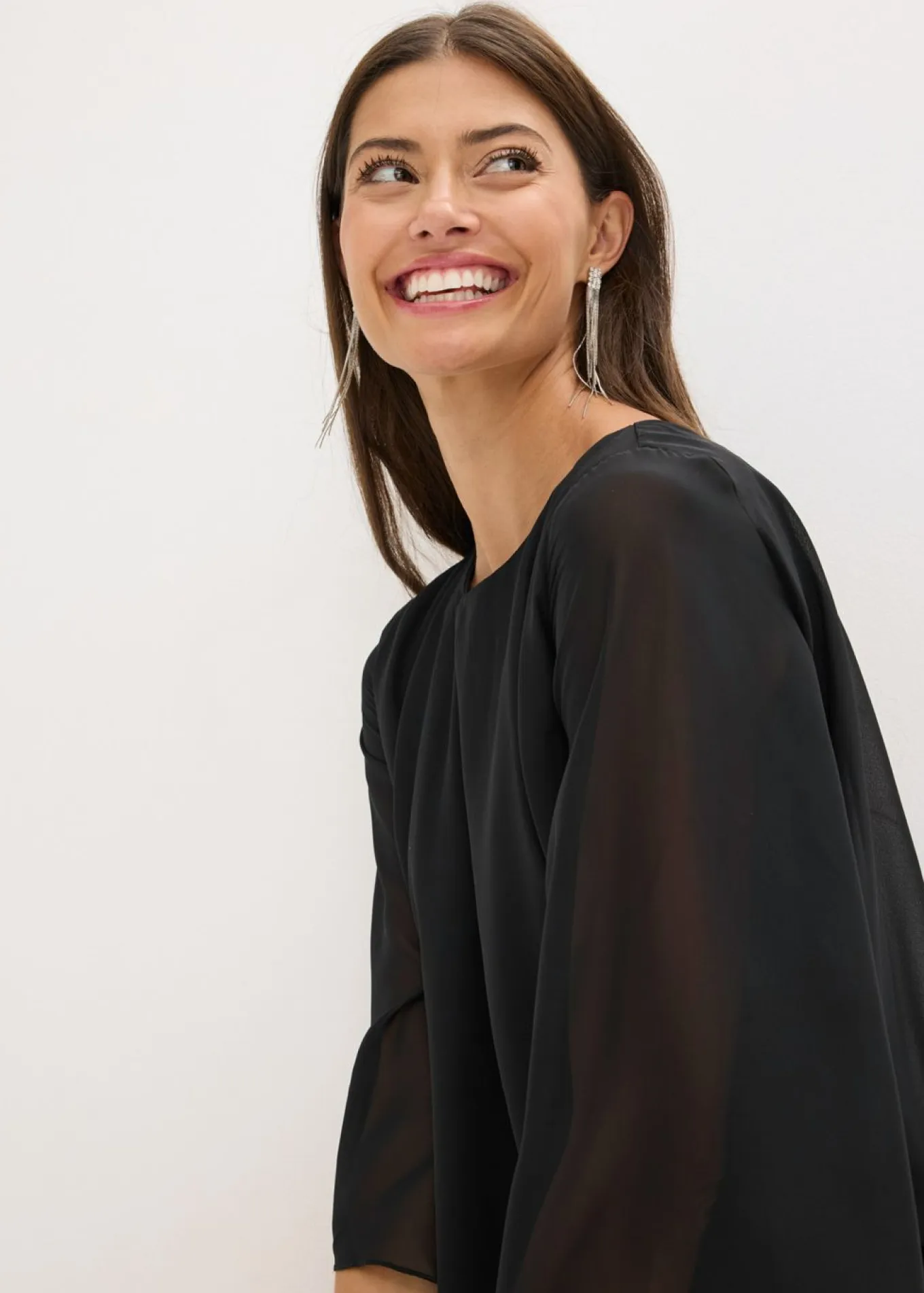 Vestido corto de encaje con capa de gasa fina