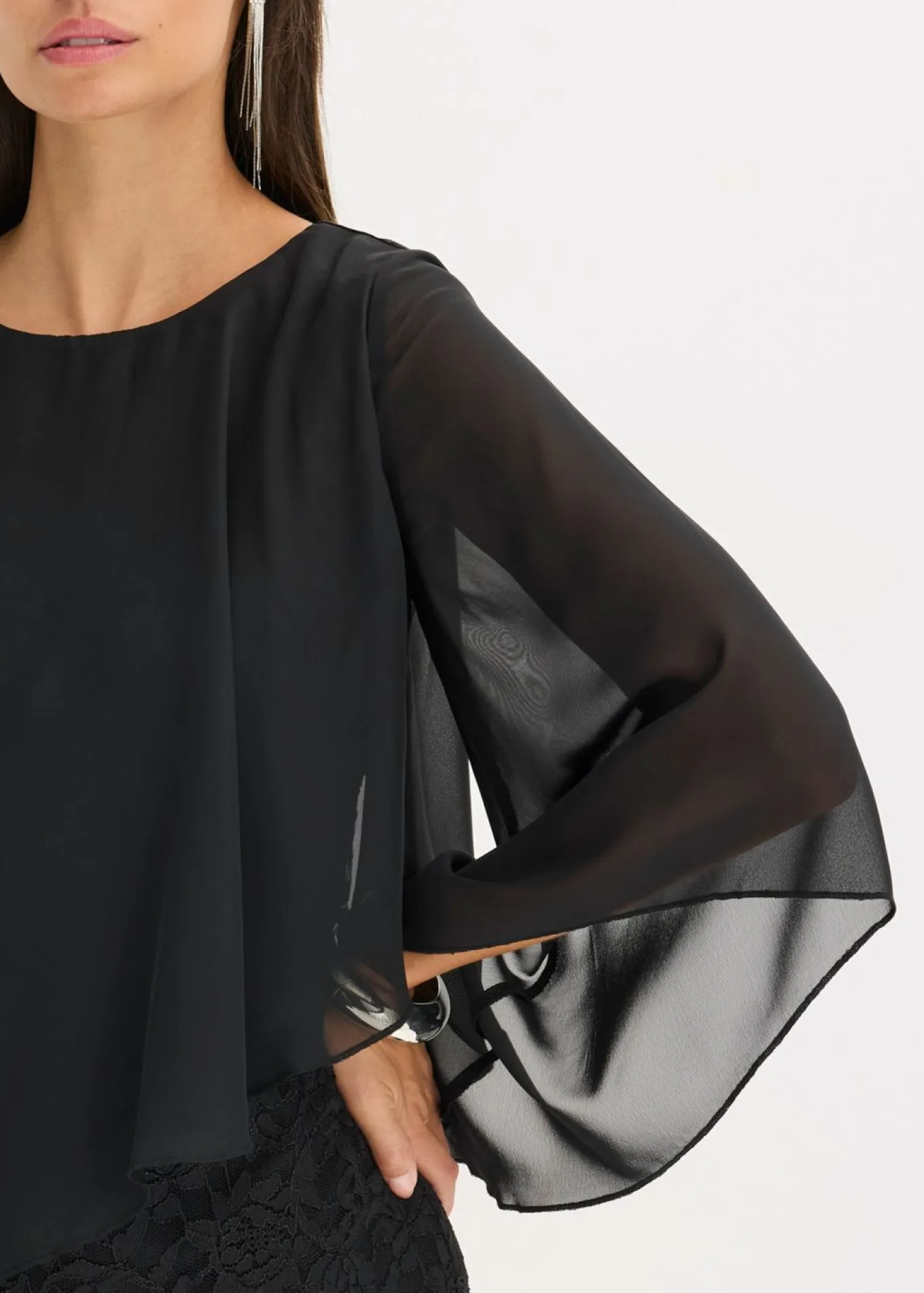 Vestido corto de encaje con capa de gasa fina