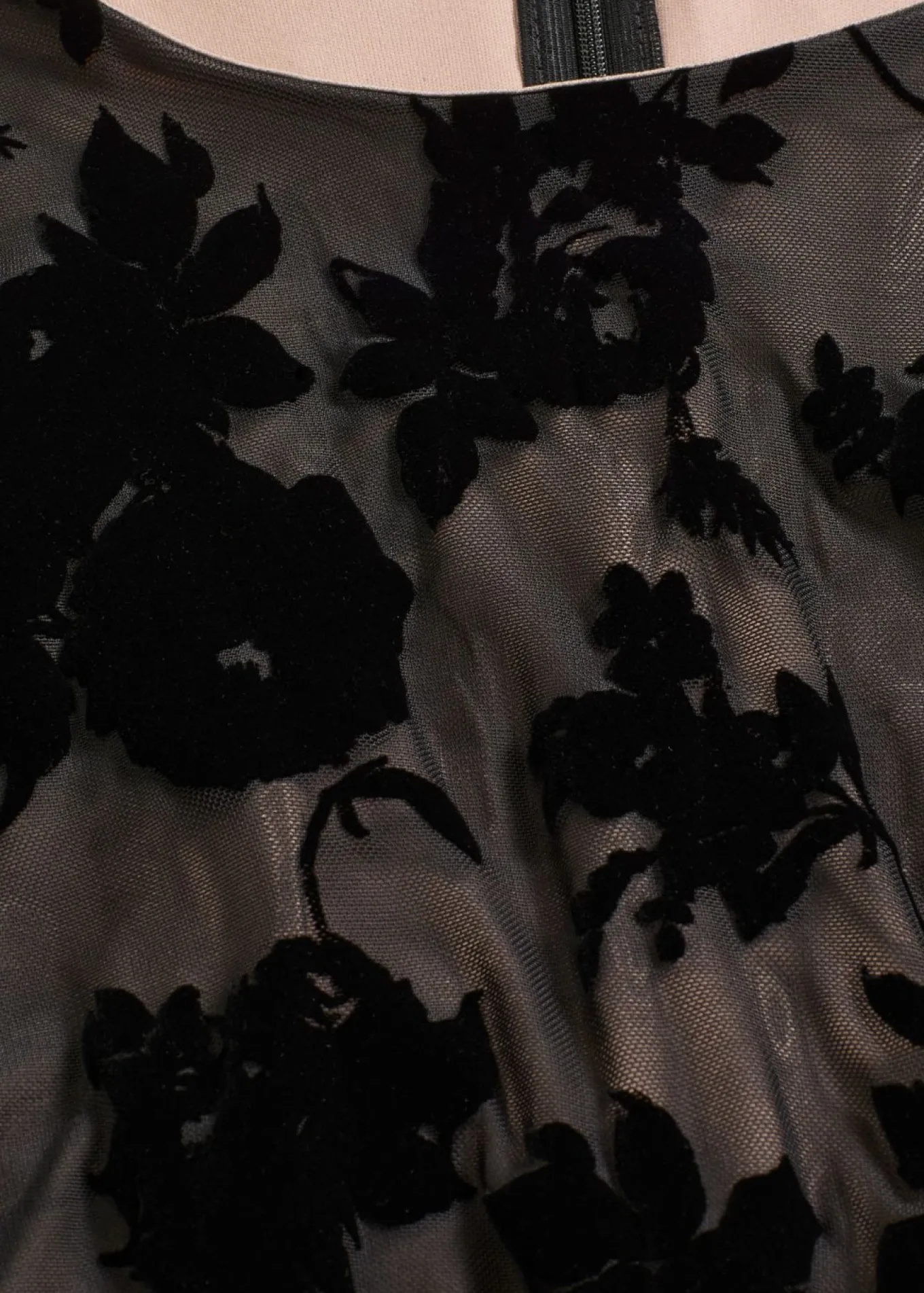 Vestido corto de malla fina con estampado flocado