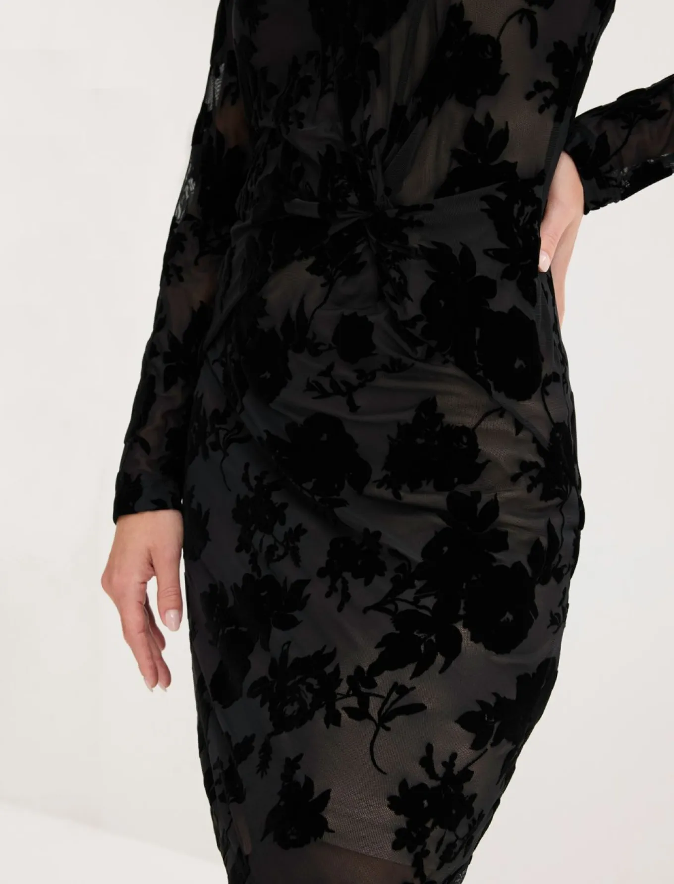Vestido corto de malla fina con estampado flocado
