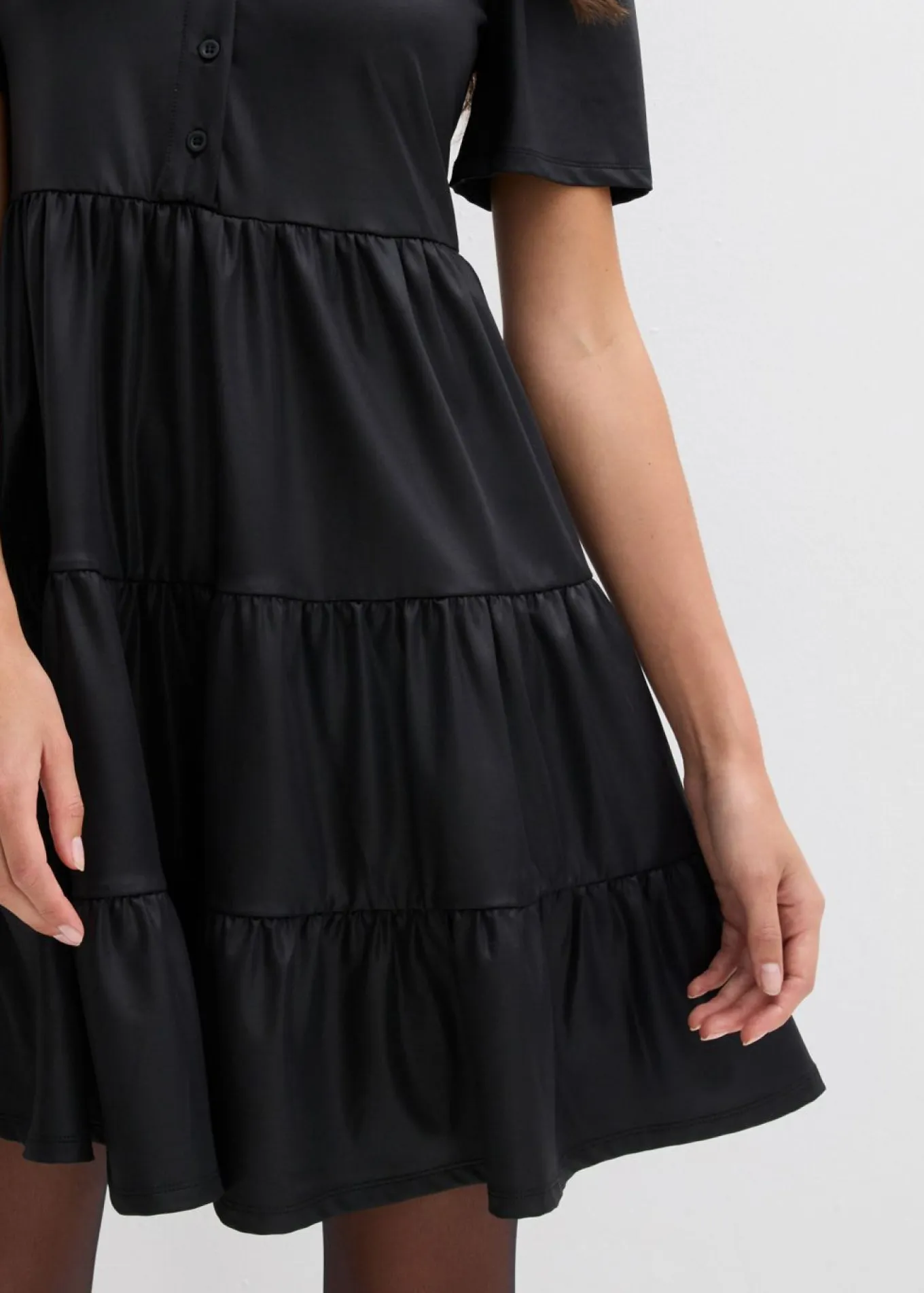 Vestido corto de material brillante