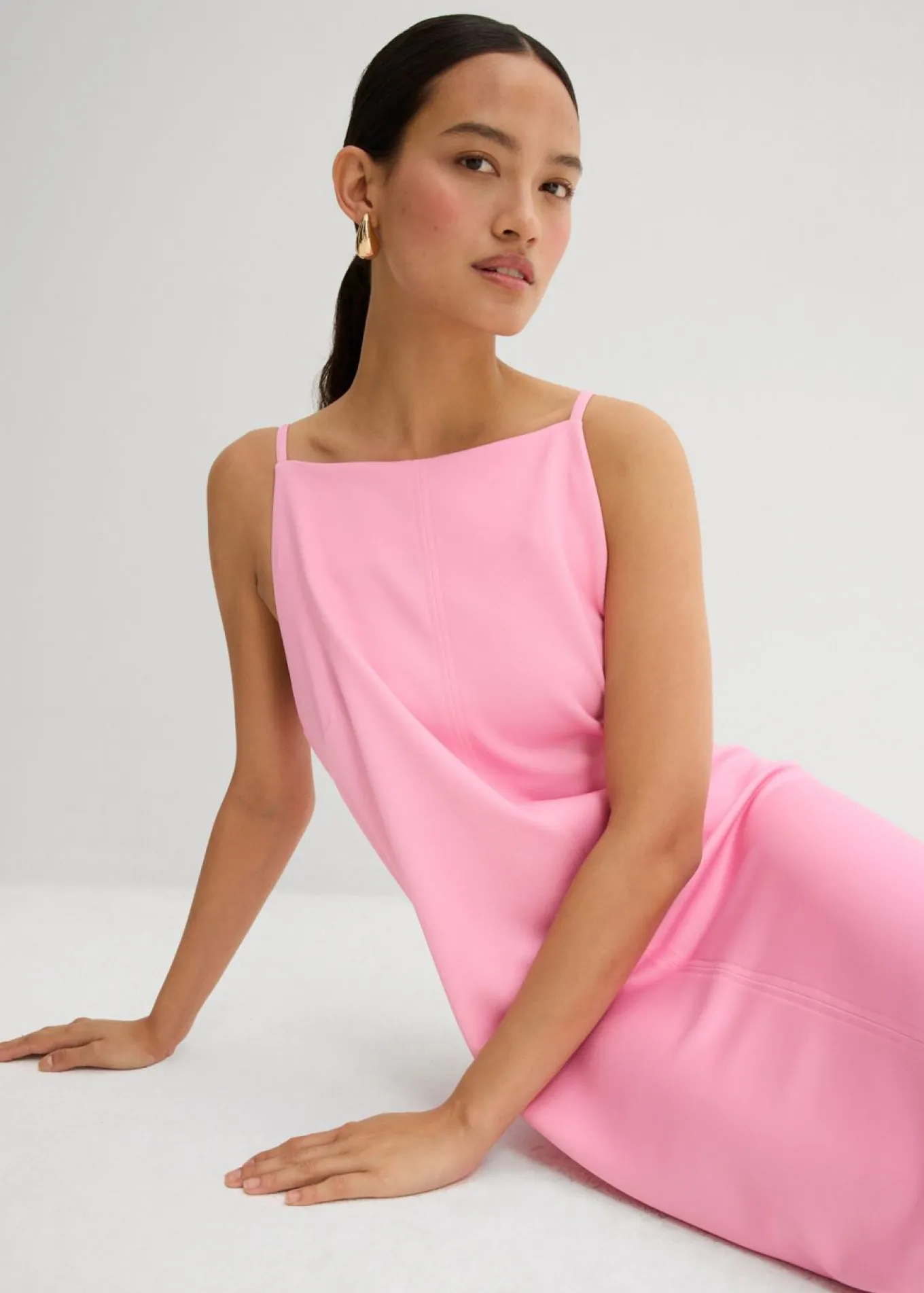 Vestido corto de neopreno fluido
