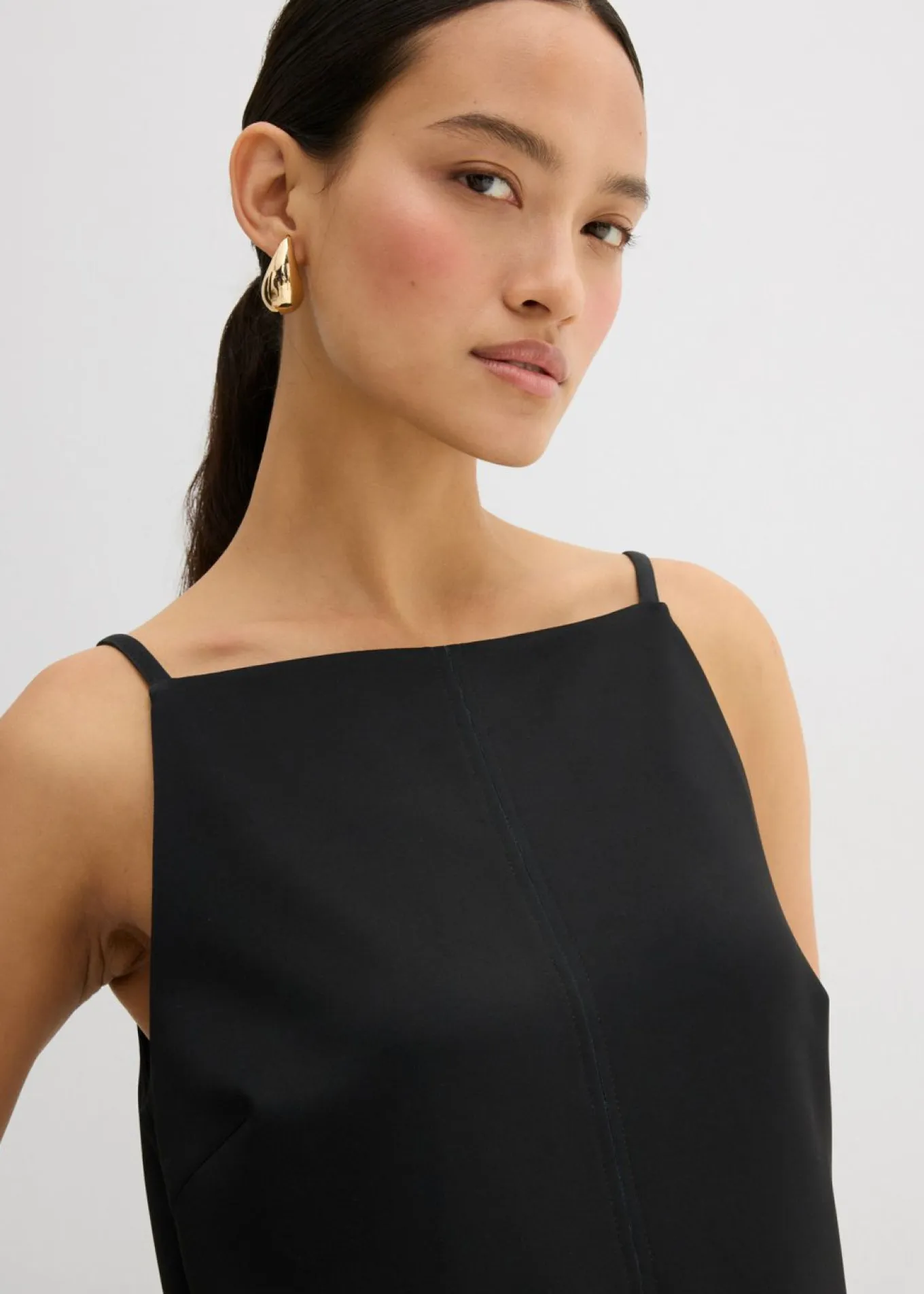 Vestido corto de neopreno fluido