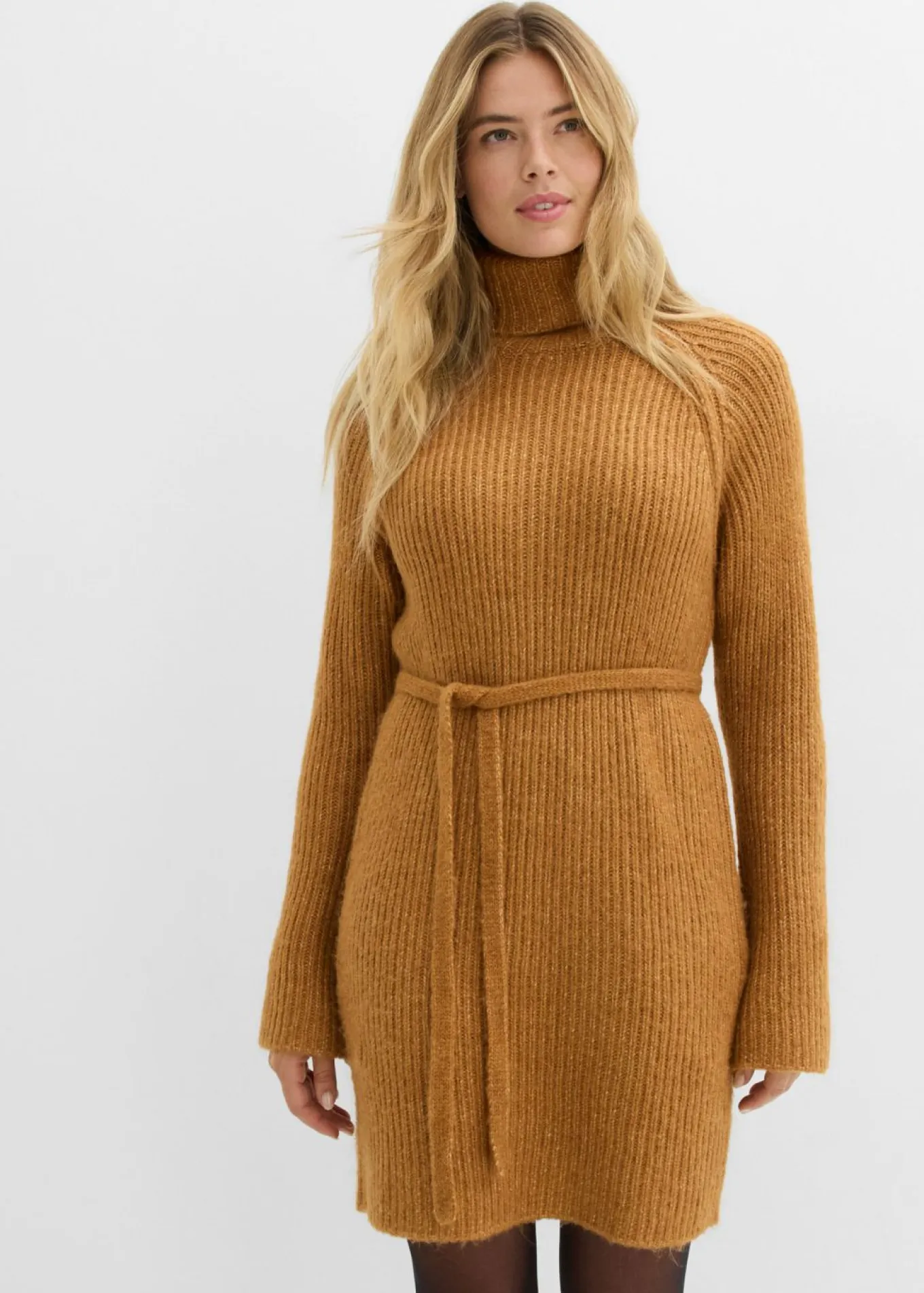 Vestido corto de punto acanalado con cuello vuelto