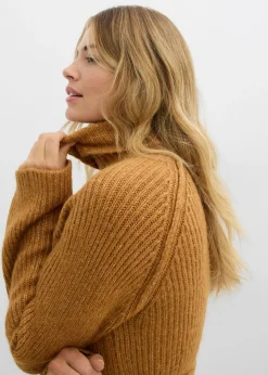 Vestido corto de punto acanalado con cuello vuelto