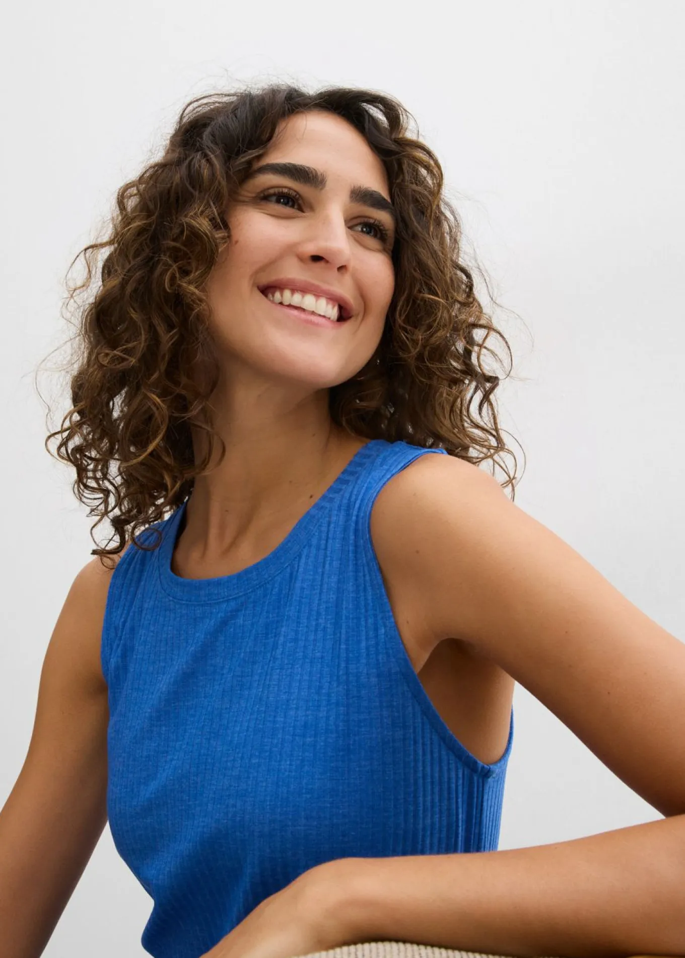 Vestido de canalé de mezcla de viscosa fluida con aberturas laterales