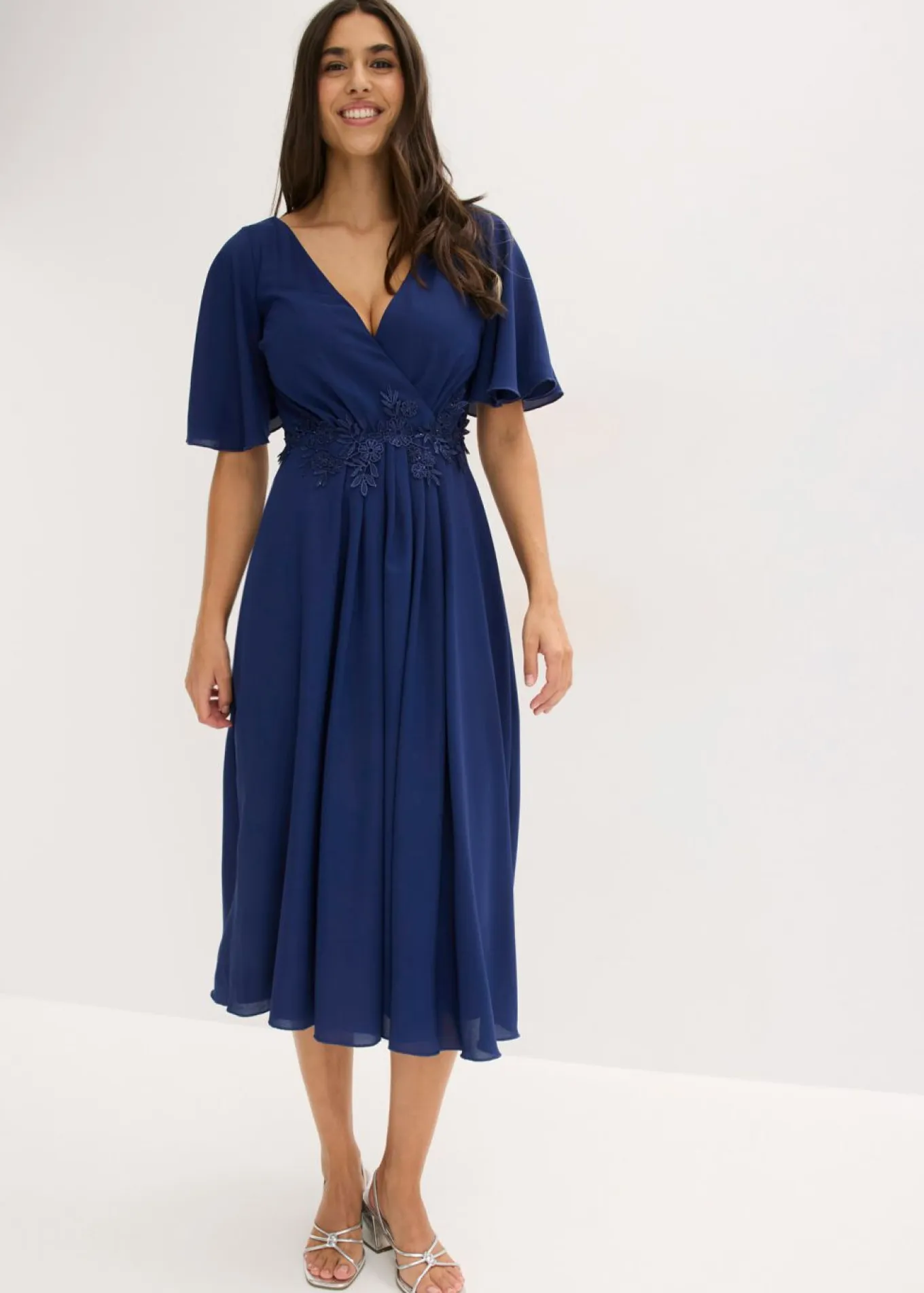 Vestido de cóctel con aplicación de encaje
