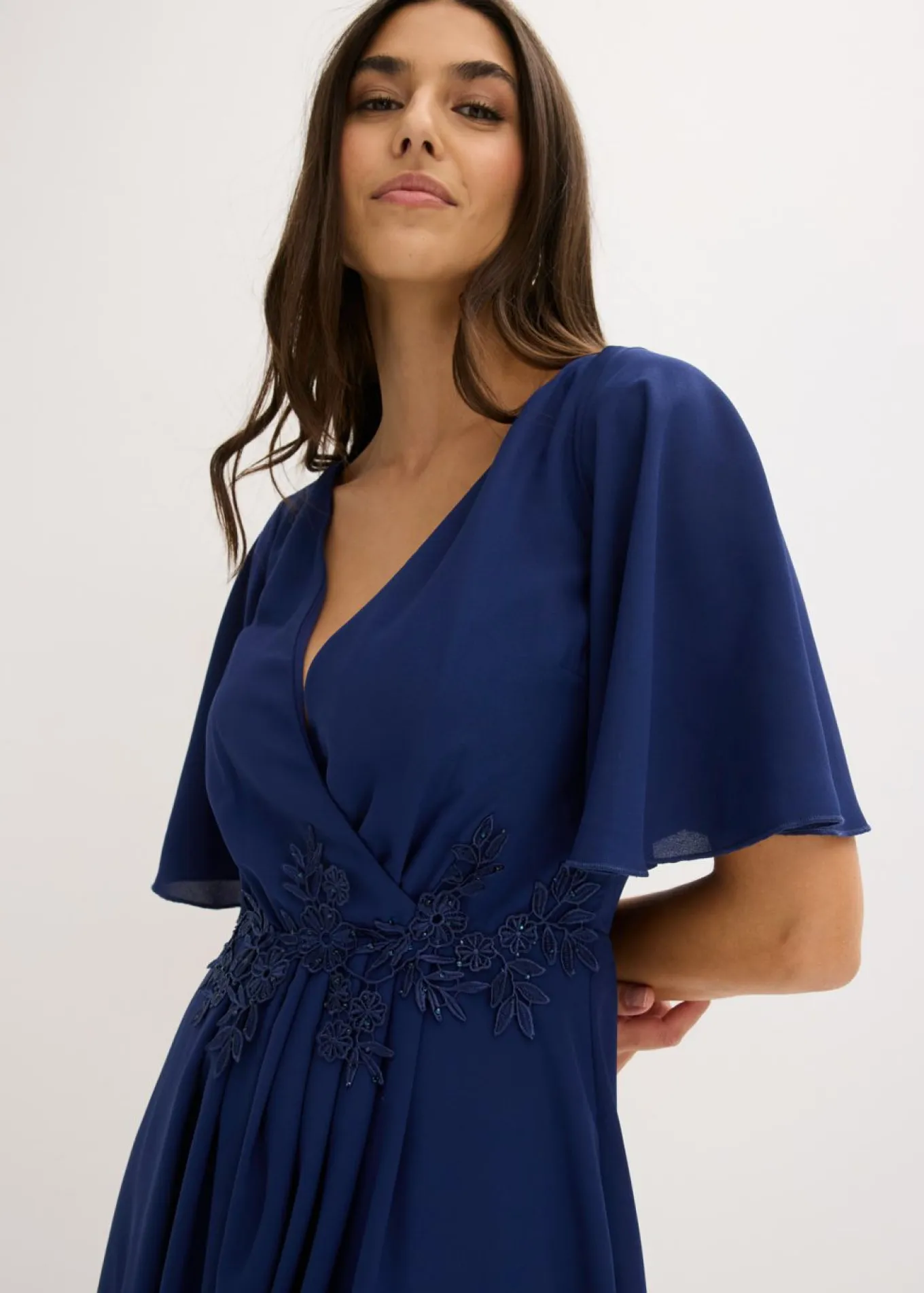 Vestido de cóctel con aplicación de encaje