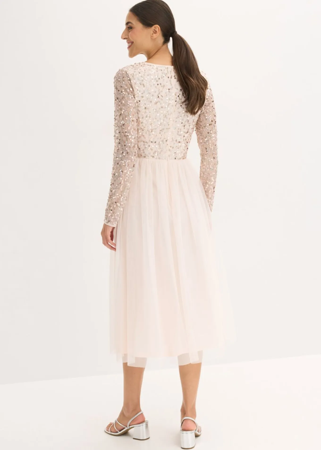 Vestido de cóctel con bordado de lentejuelas