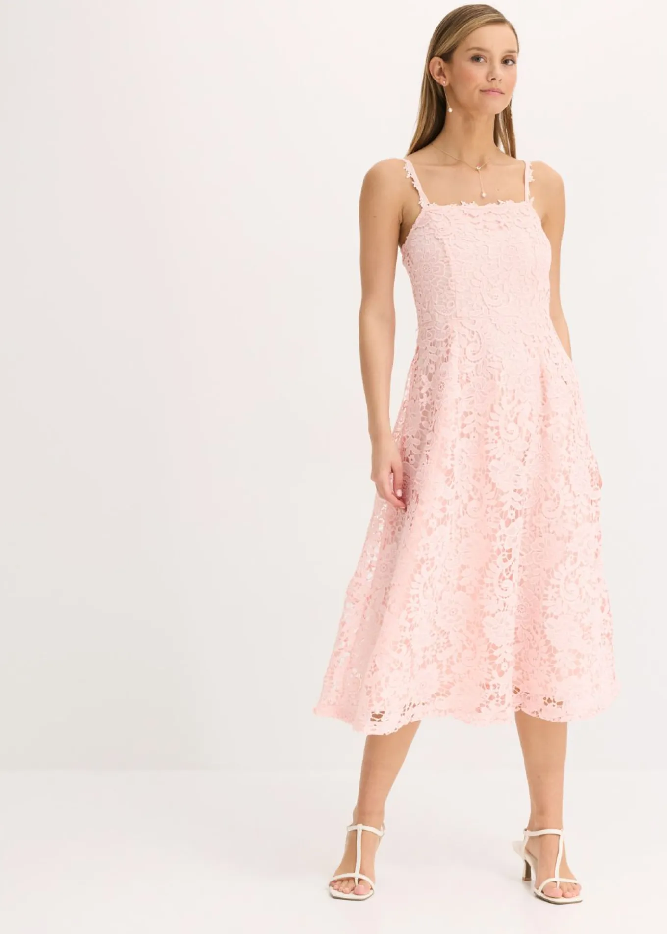 Vestido de encaje con tirantes decorados