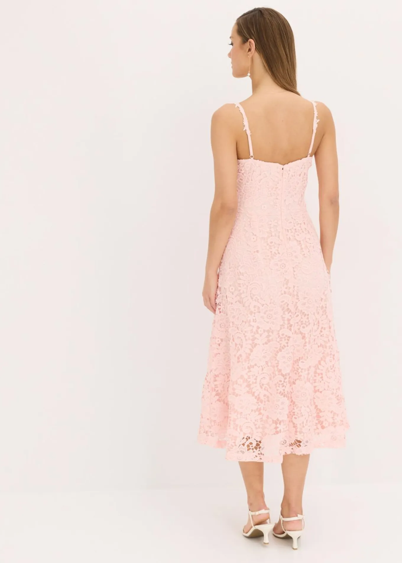 Vestido de encaje con tirantes decorados