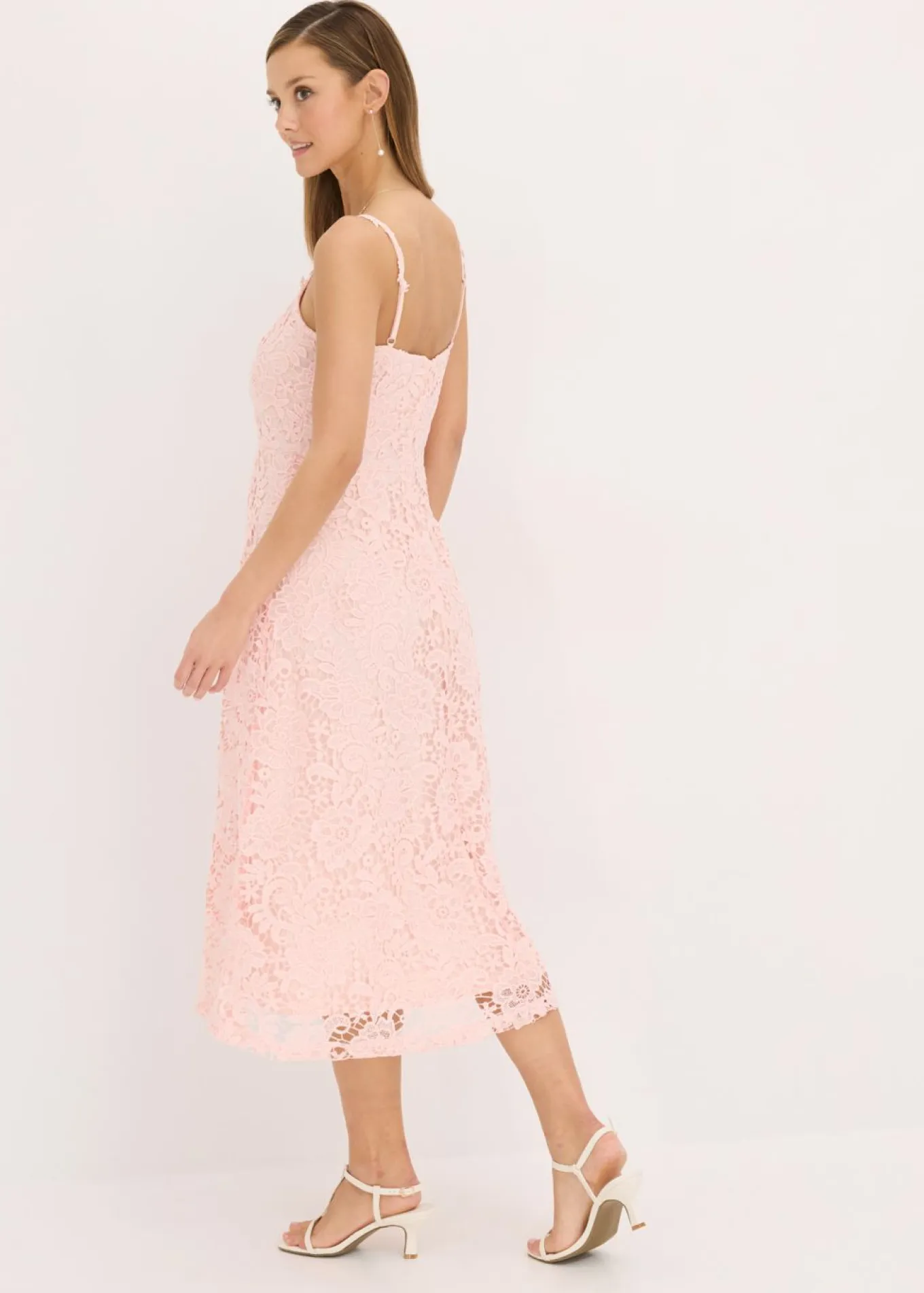 Vestido de encaje con tirantes decorados