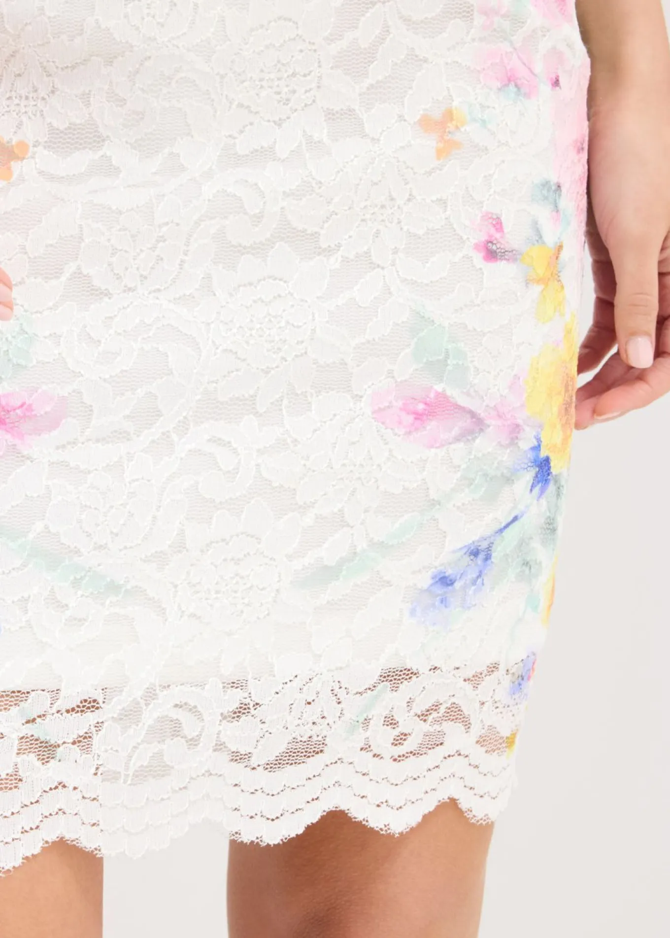 Vestido de encaje con tirantes