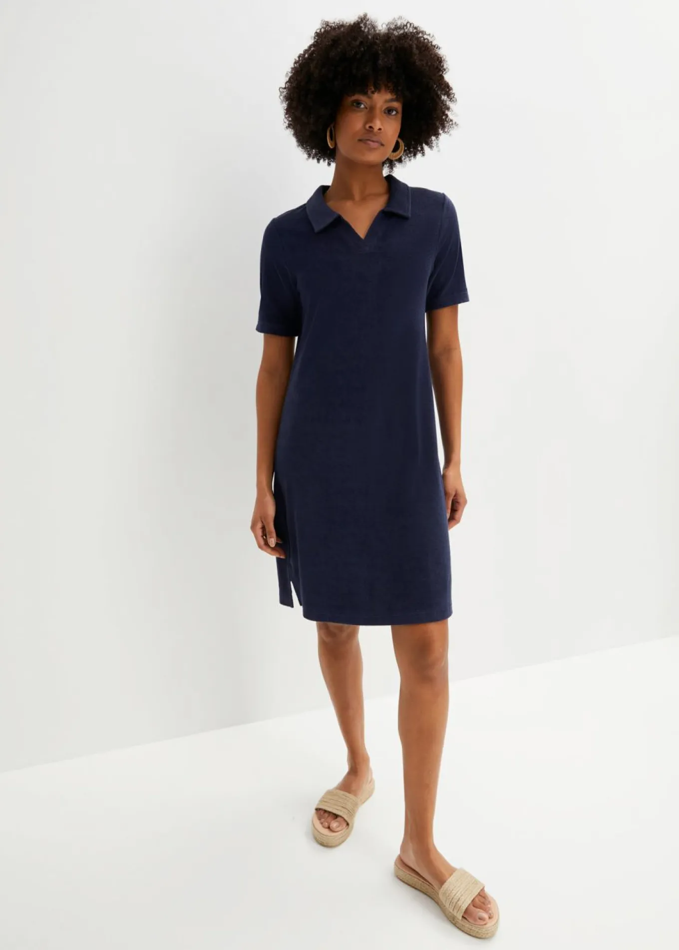 Vestido de froté hasta la rodilla con cuello tipo polo