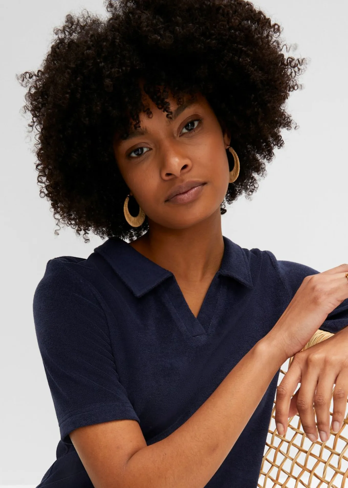 Vestido de froté hasta la rodilla con cuello tipo polo
