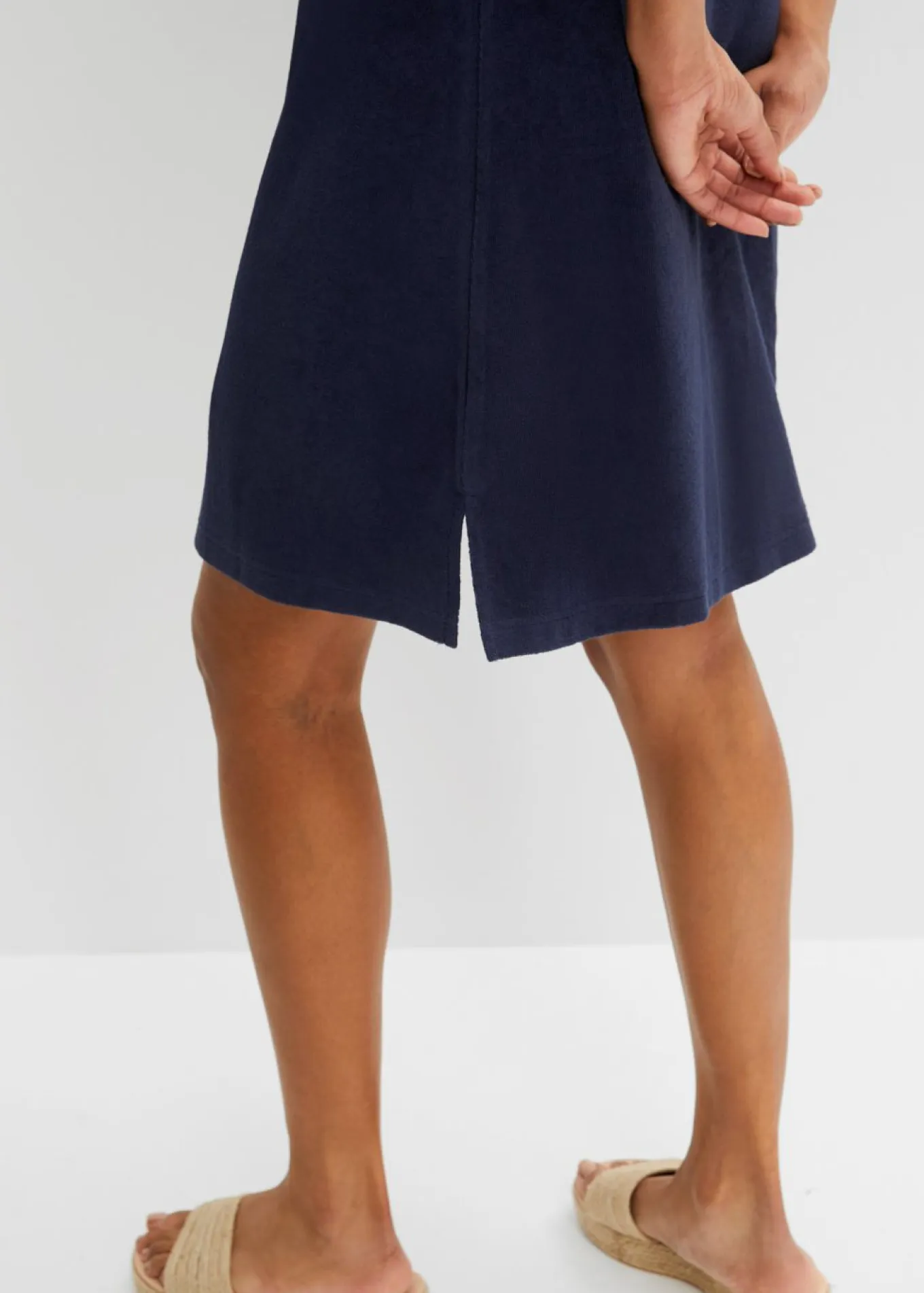 Vestido de froté hasta la rodilla con cuello tipo polo