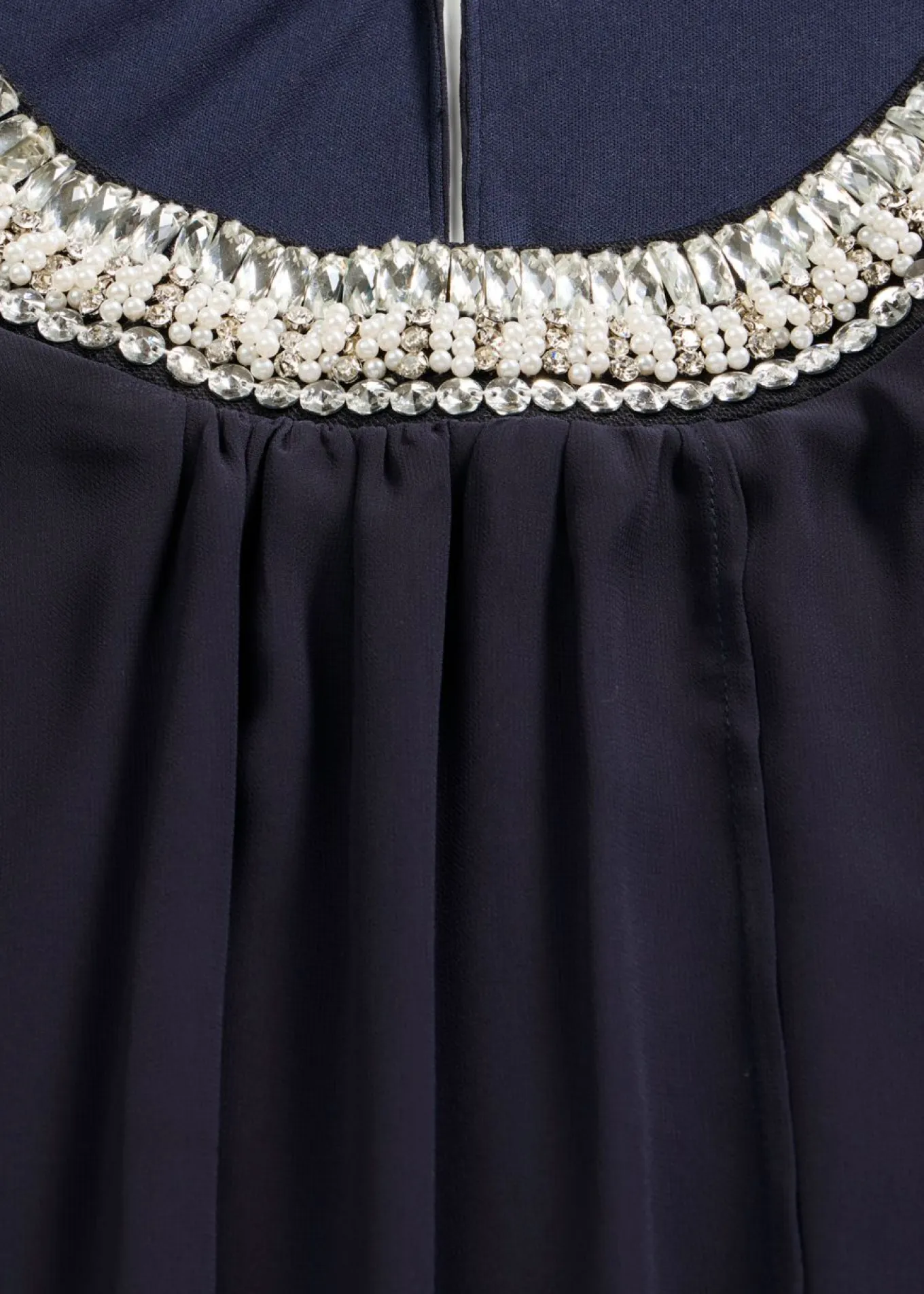 Vestido de gasa con aplicación de piedras