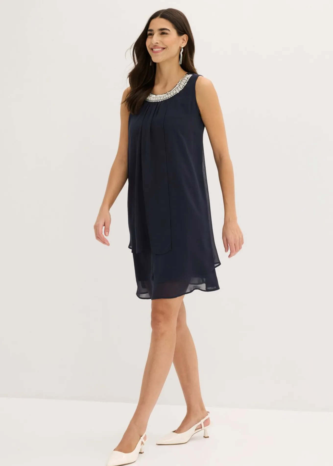 Vestido de gasa con aplicación de piedras