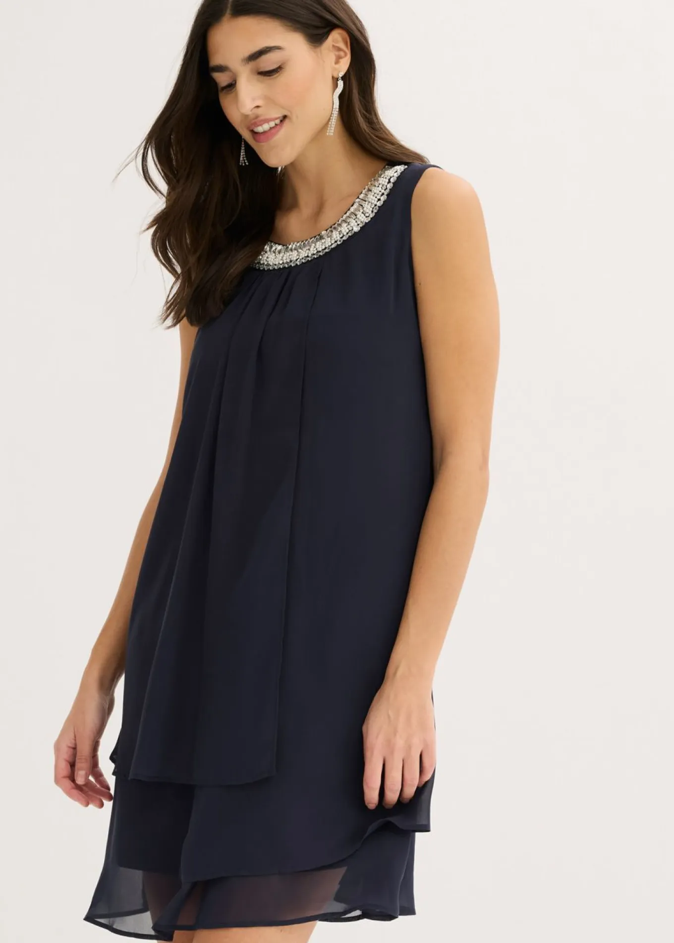 Vestido de gasa con aplicación de piedras
