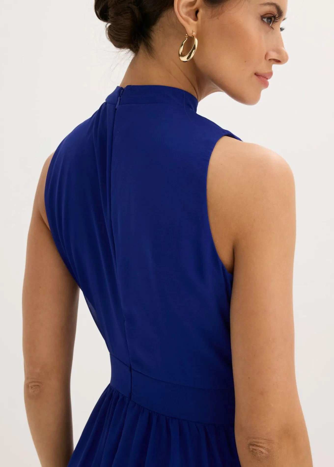 Vestido de gasa con cuello e inserción en la cintura