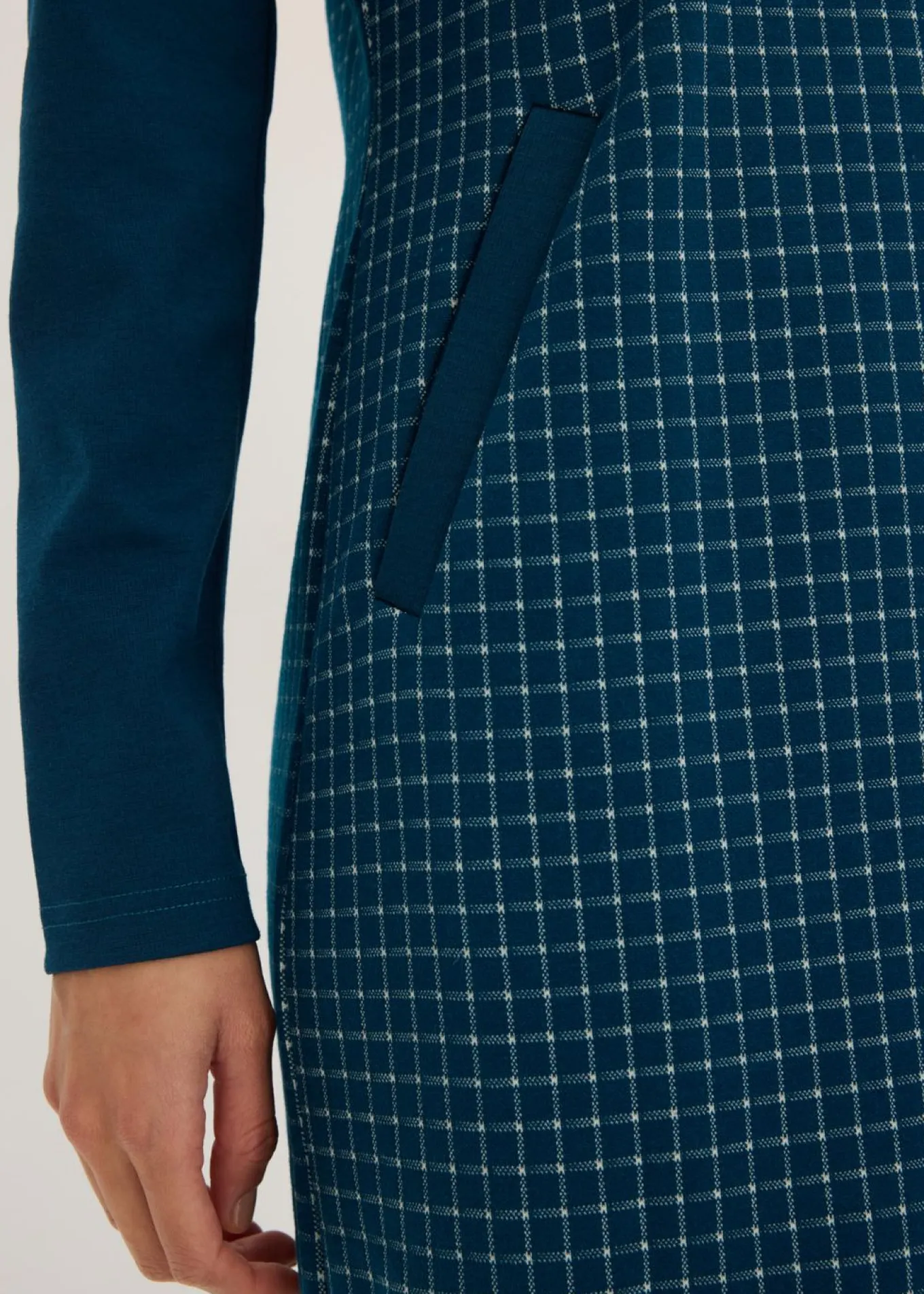 Vestido de jacquard con cuello en contraste
