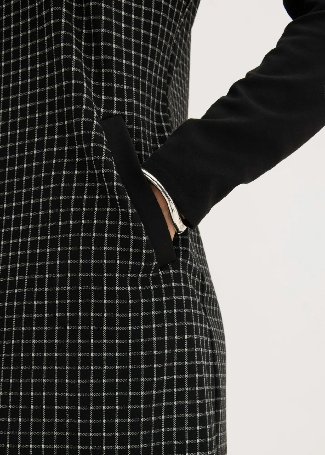 Vestido de jacquard con cuello en contraste
