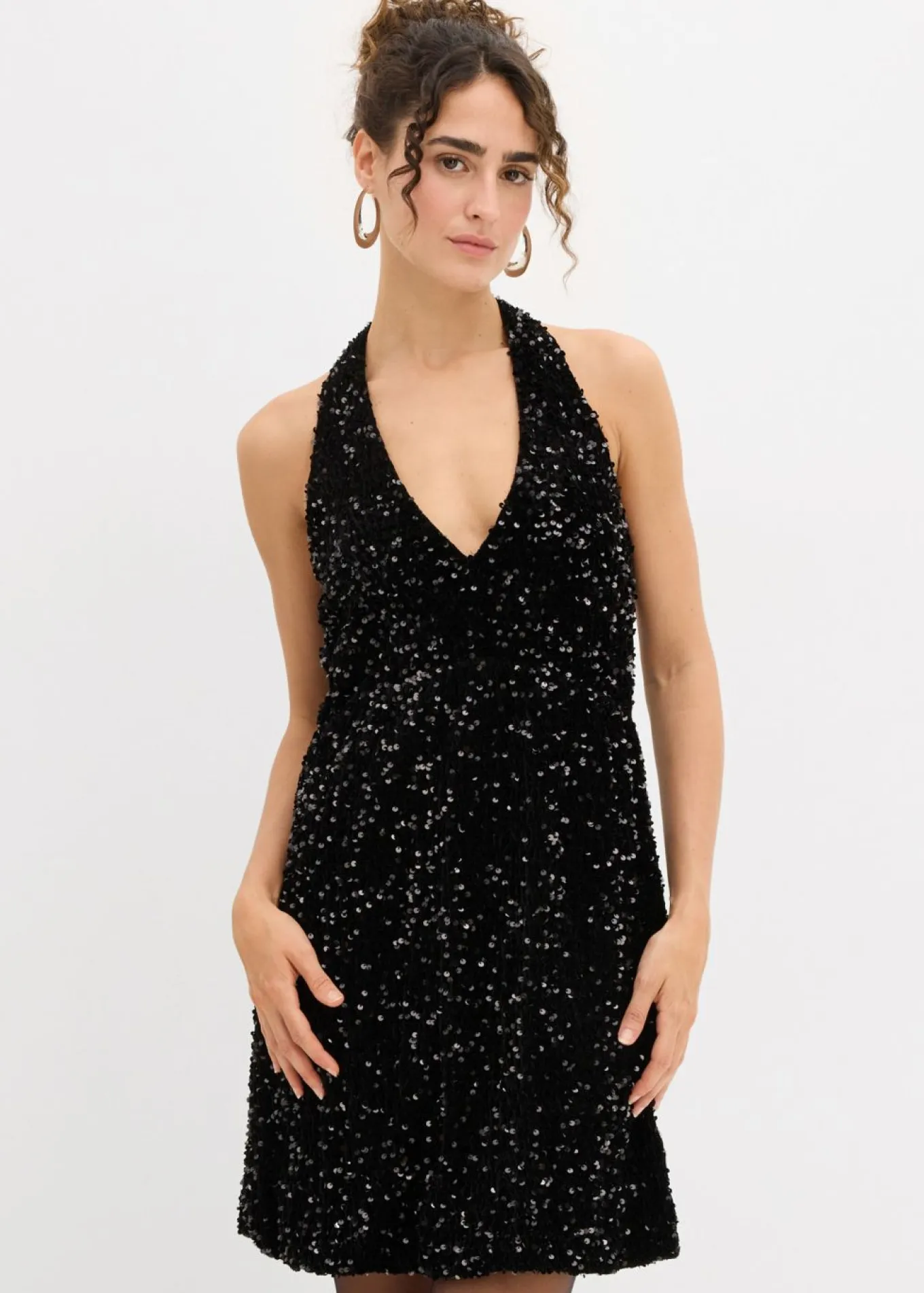 Vestido de lentejuelas anudado al cuello