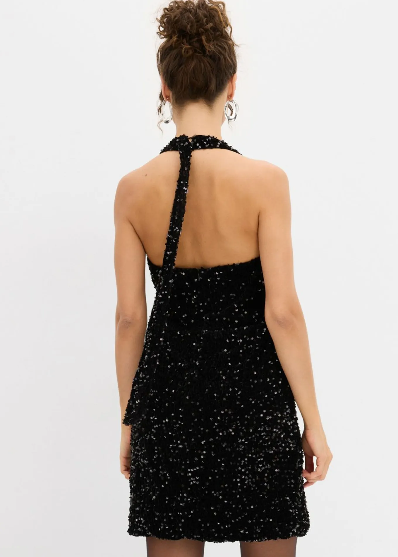 Vestido de lentejuelas anudado al cuello