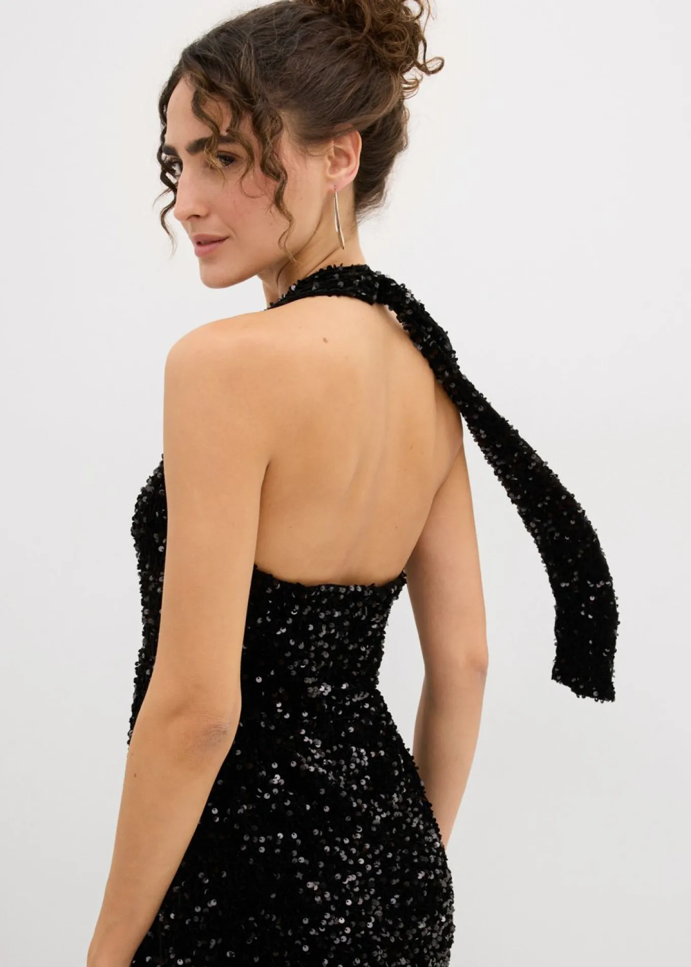 Vestido de lentejuelas anudado al cuello