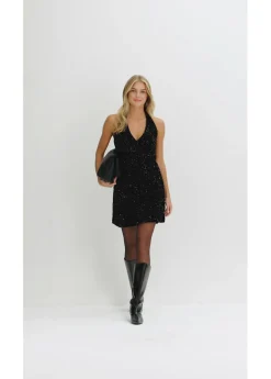 Vestido de lentejuelas anudado al cuello