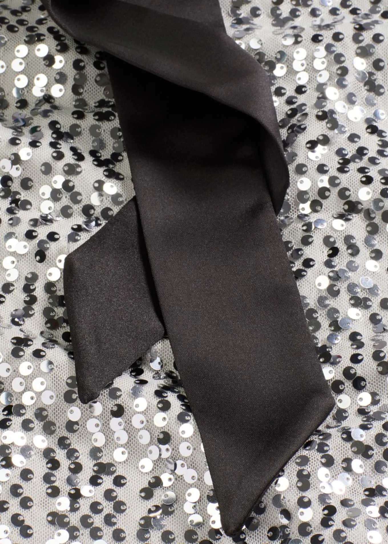 Vestido de lentejuelas con detalle de lazo