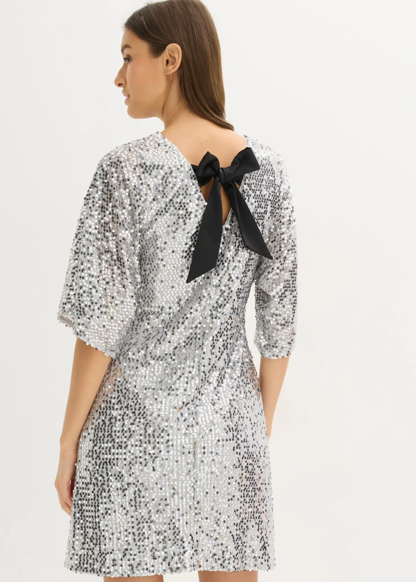 Vestido de lentejuelas con detalle de lazo