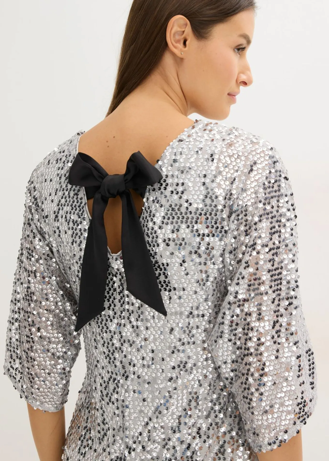 Vestido de lentejuelas con detalle de lazo